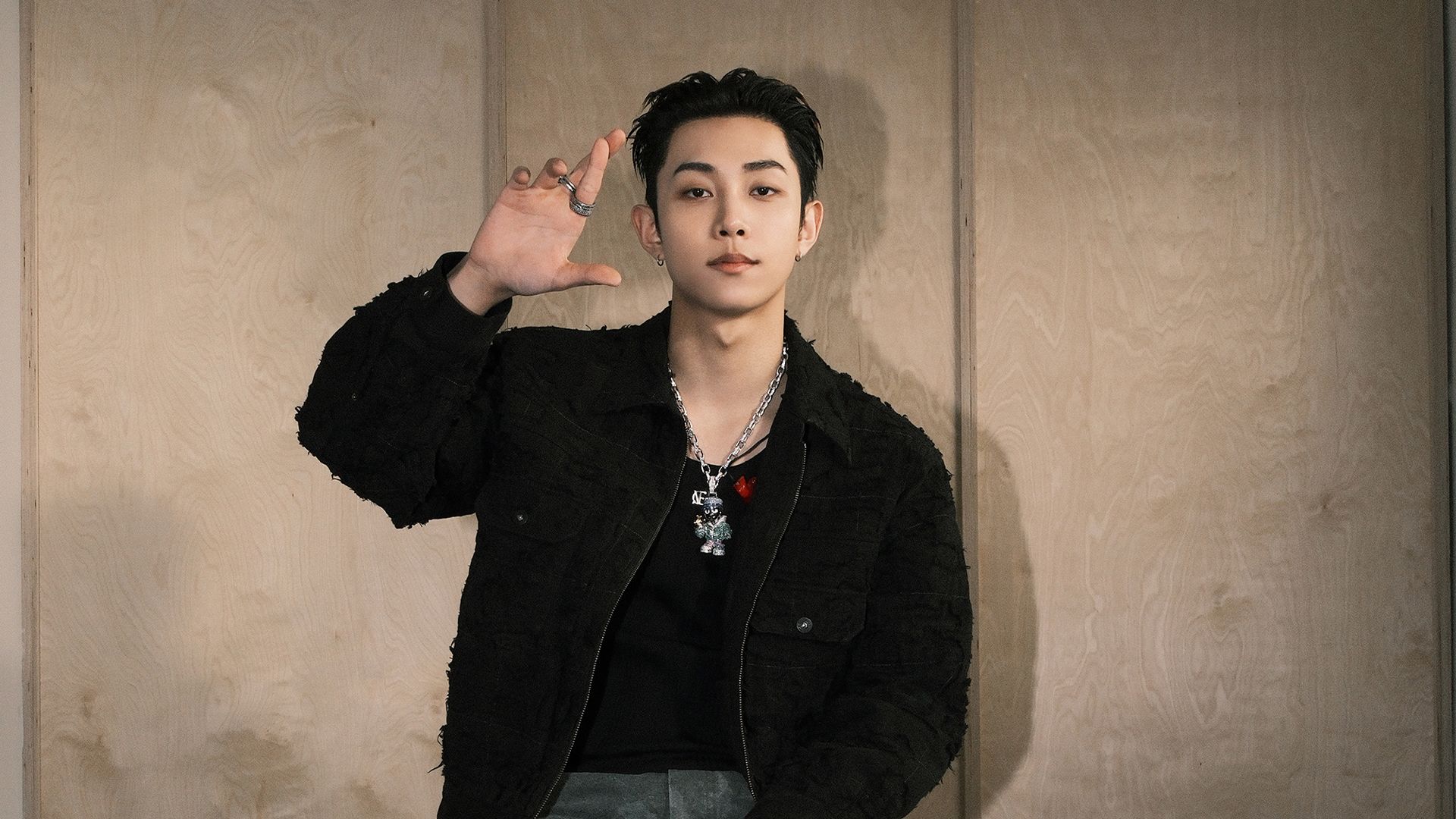 1920x1080 WeverseLNGSHOT图片 ['To Life' 4SHOCOVER] Photo Behind