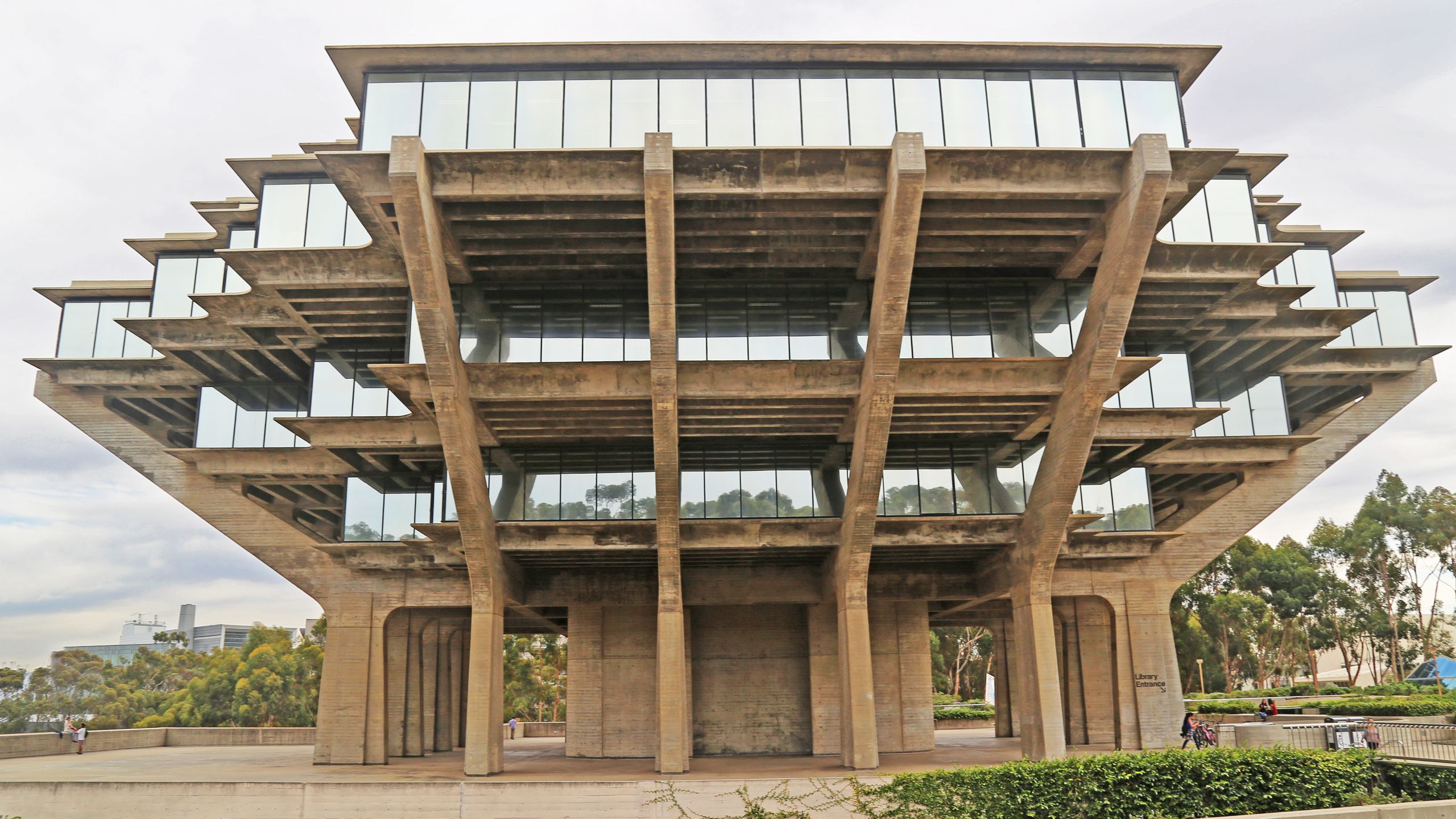 2560x1440 Brutalist Architecture—masterpieces by architects Le Corbusier, Breuer, and more