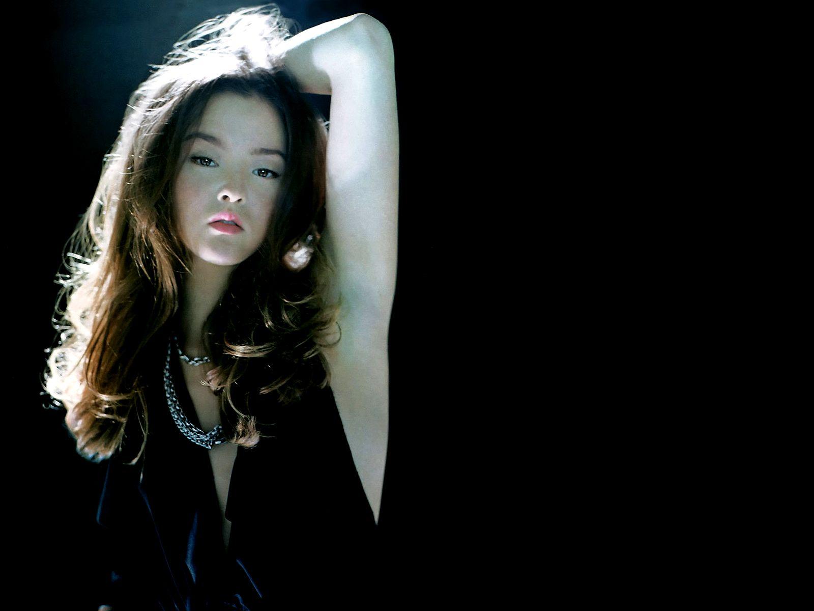 1600x1200 Devon Aoki Wallpaper
