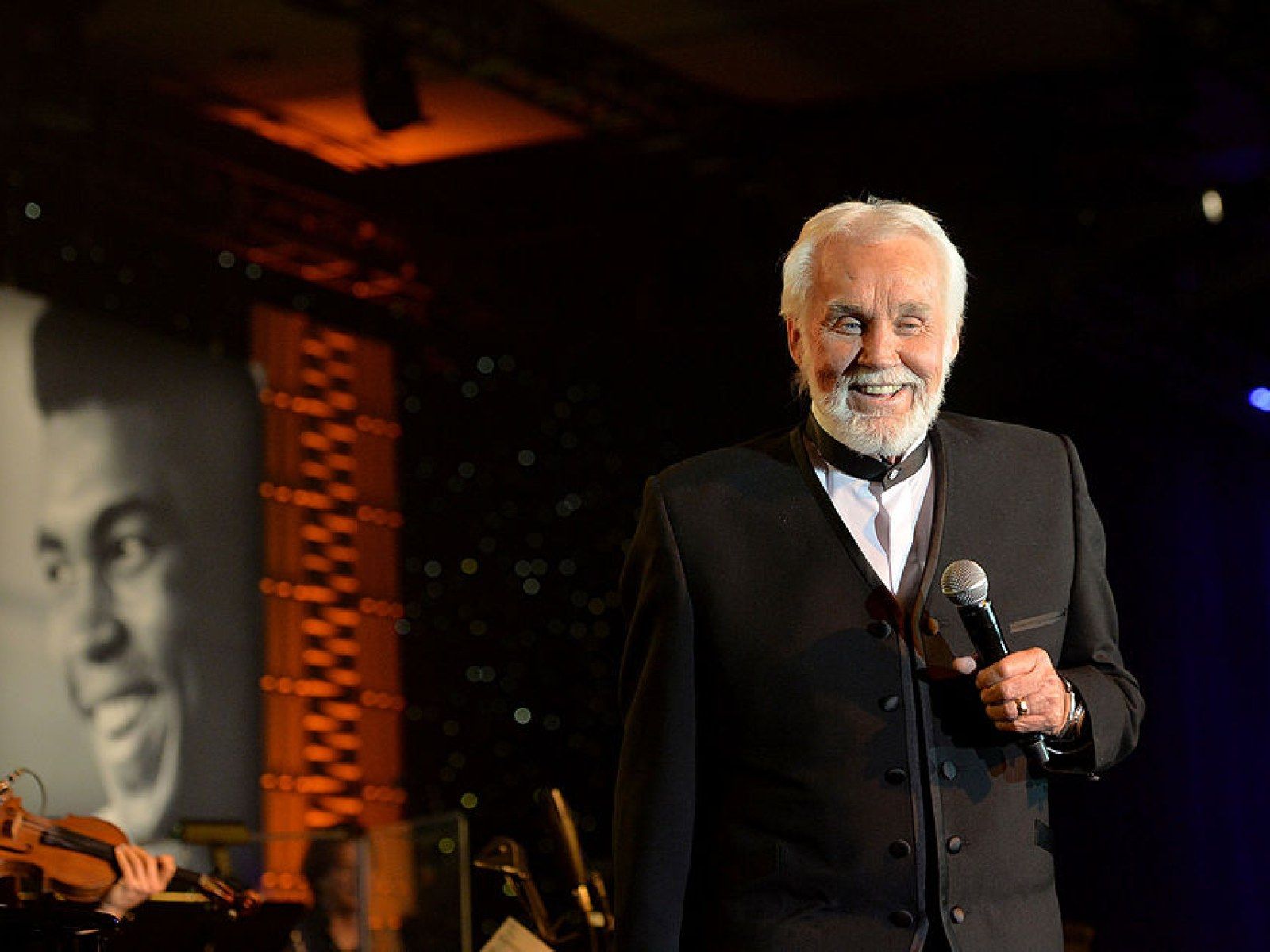 1600x1200 Kenny Rogers' Death Remembered In This New 'Goodbye' Video