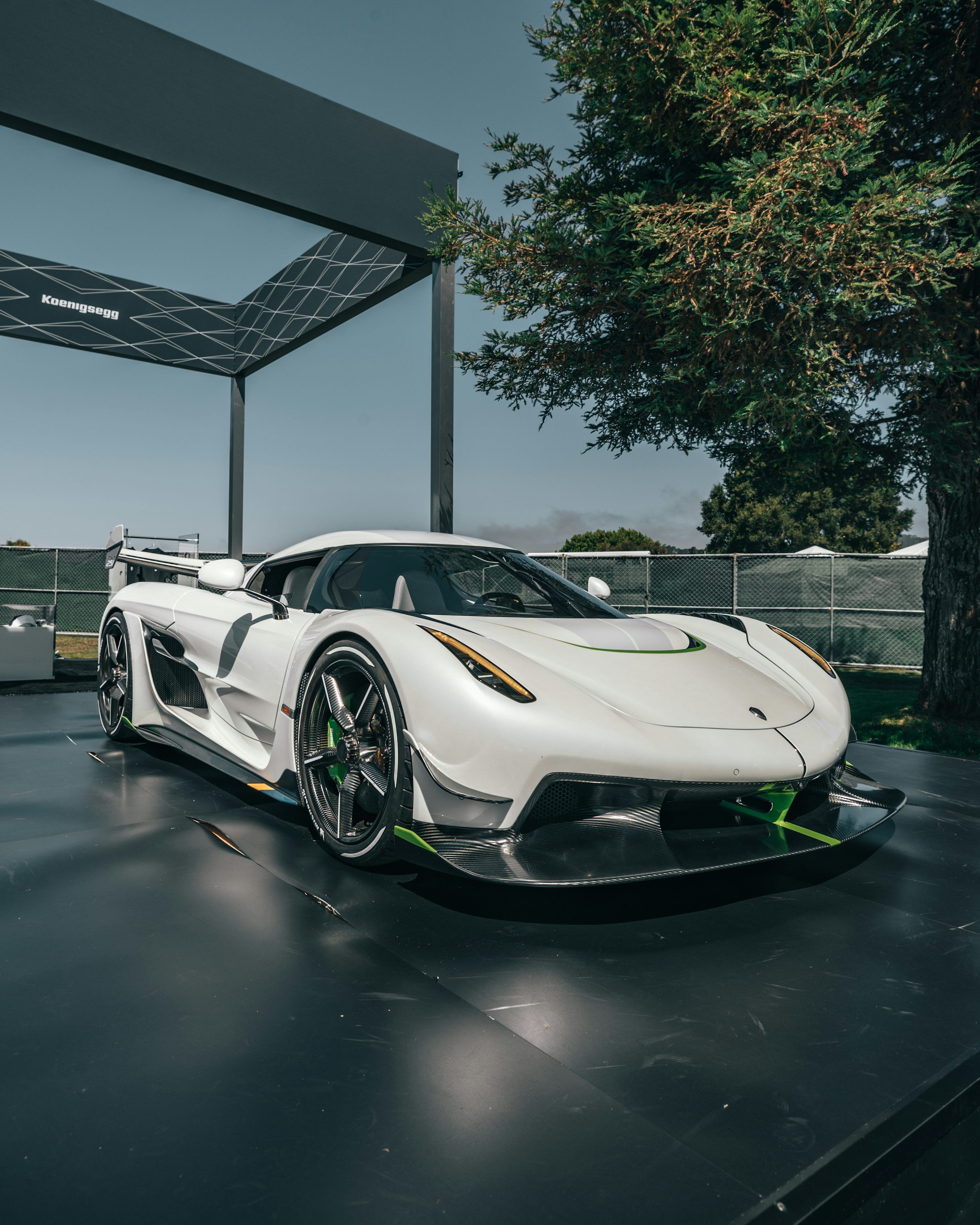 3000x3750 White sportscar