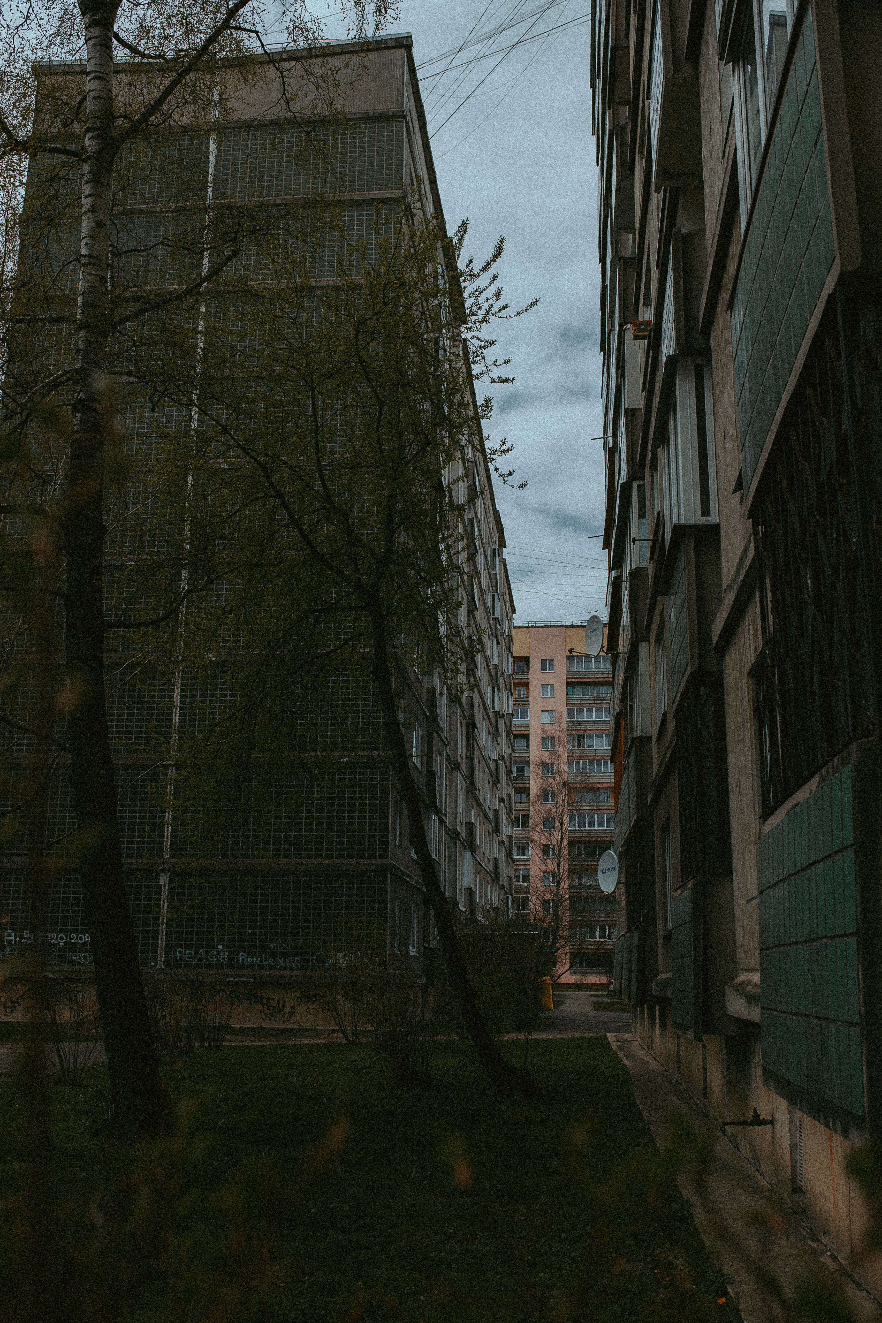 3644x5466 Space between Blocks of Flats · Free