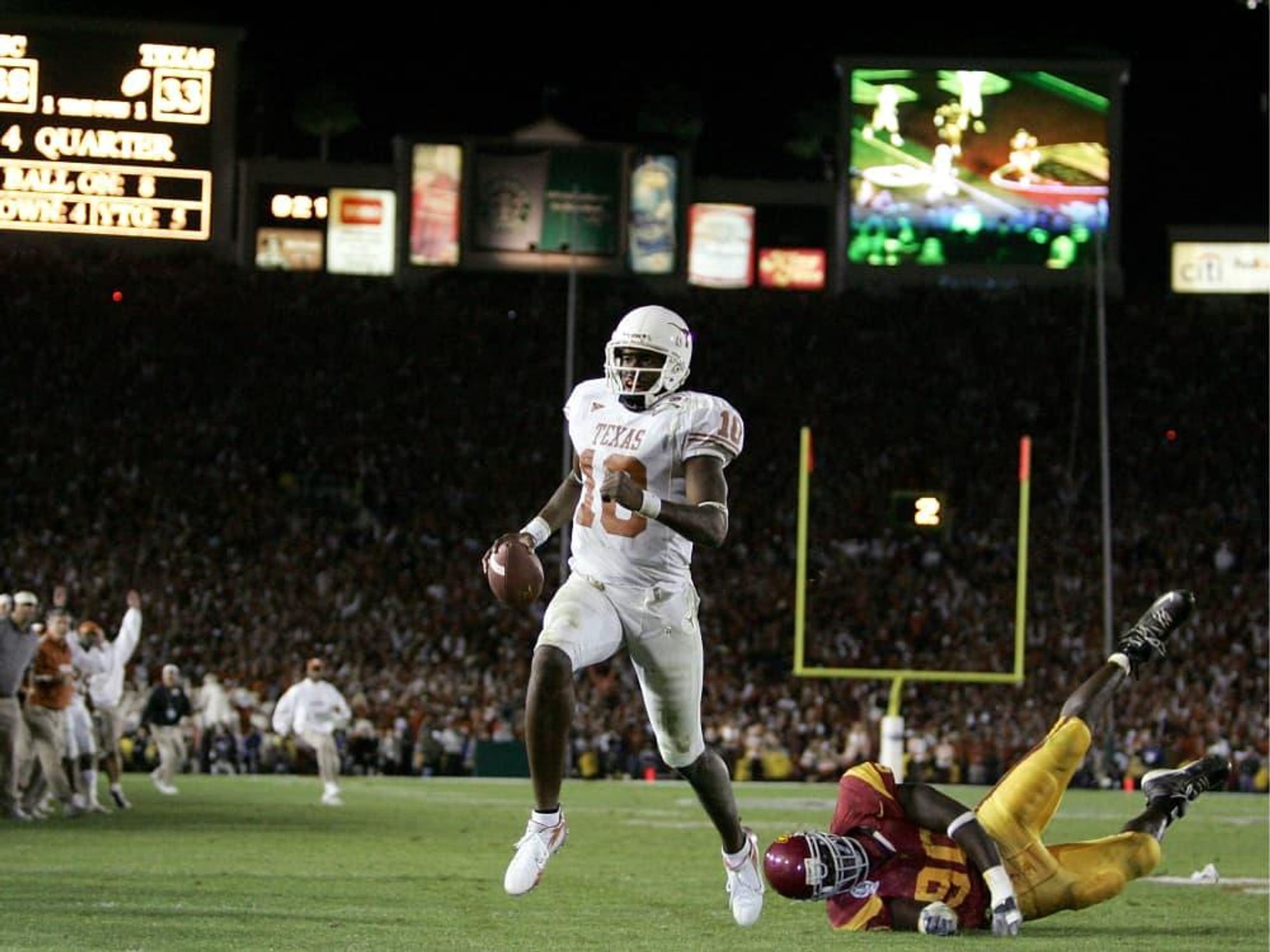 2000x1500 Vince Young to attend new Crunch Fitness preview in Austin