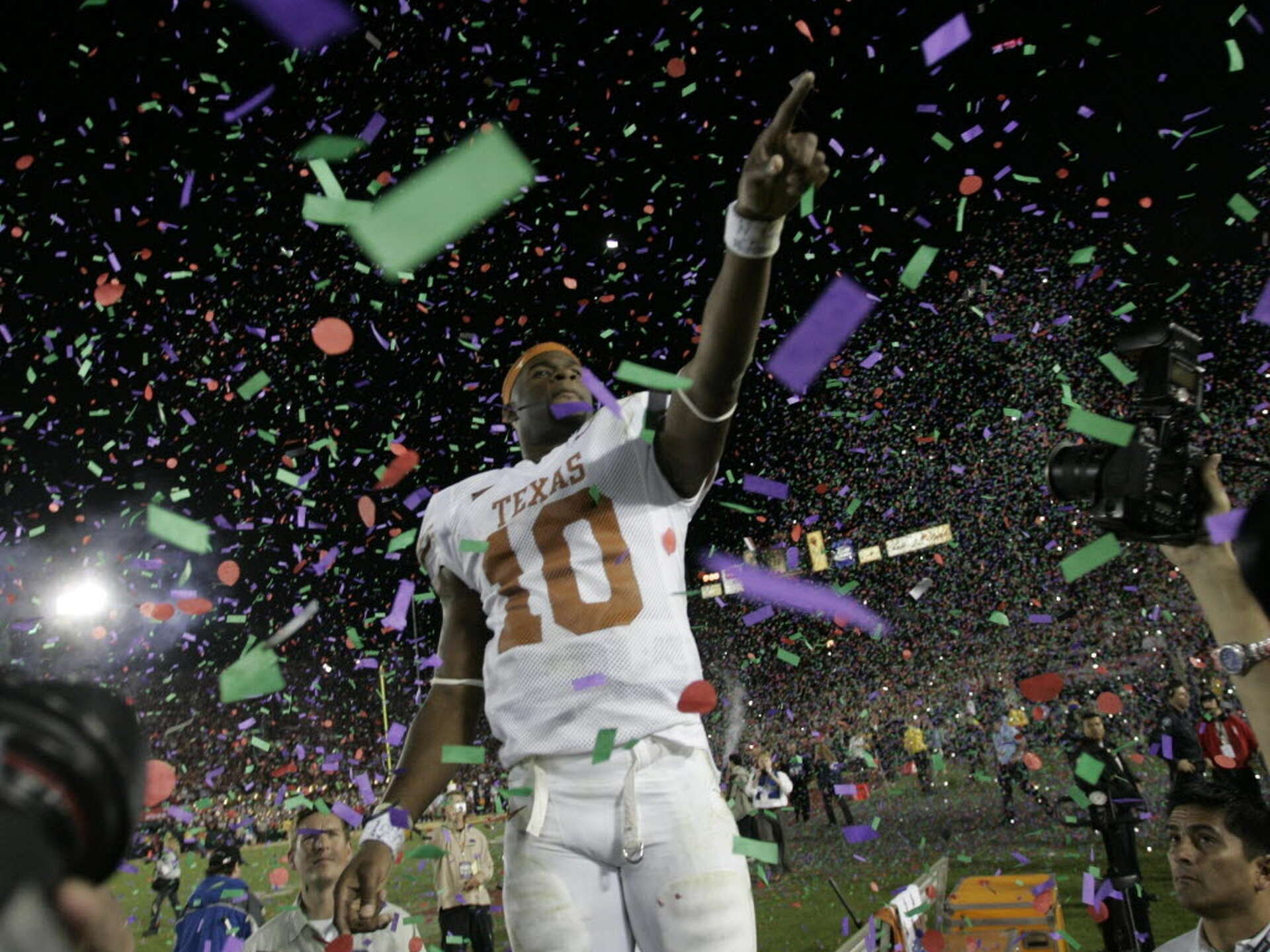 1920x1440 Vince Young pens reflection for SI, says Longhorns will go 'undefeated'
