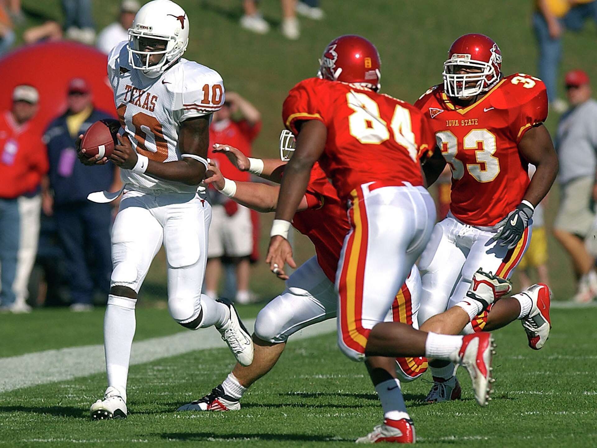 1920x1440 Twenty years ago, Texas named Vince Young as its starting quarterback
