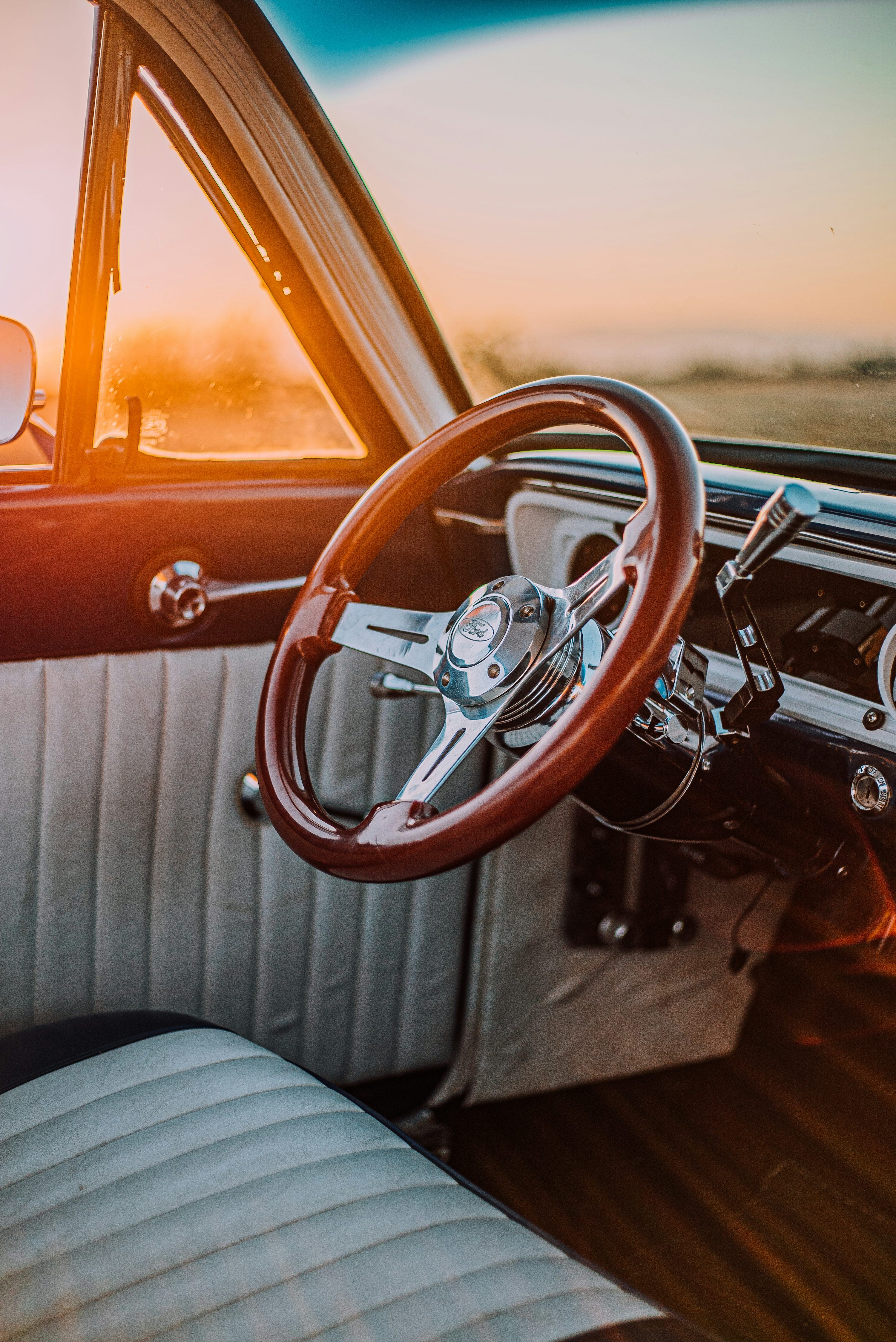 3000x4492 Vehicle steering wheel