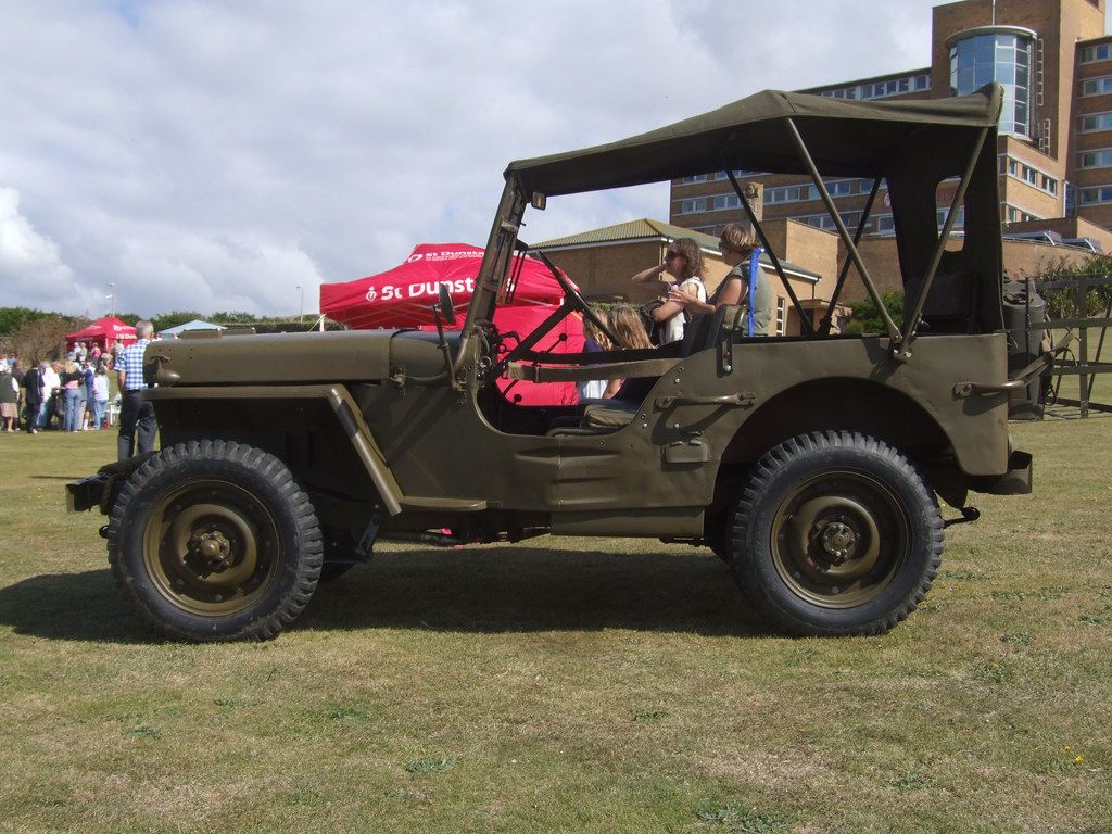 1024x768 US Army jeep side view. Again this Jeep though beautifully