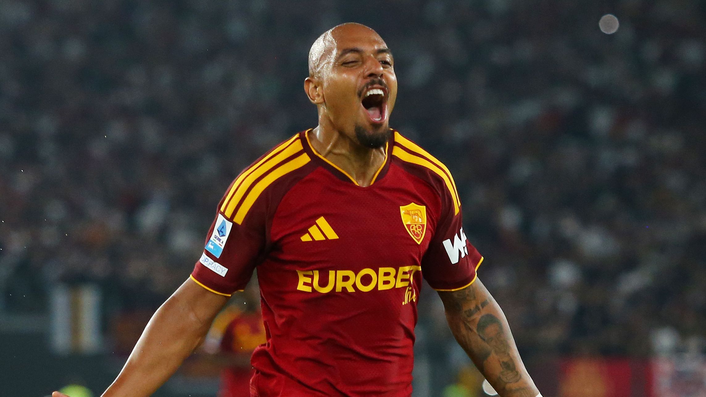 2288x1287 Everyone celebrates the former Borussia Dortmund star! Donyell Malen produces a spectacle in Roma show and outshines a legend