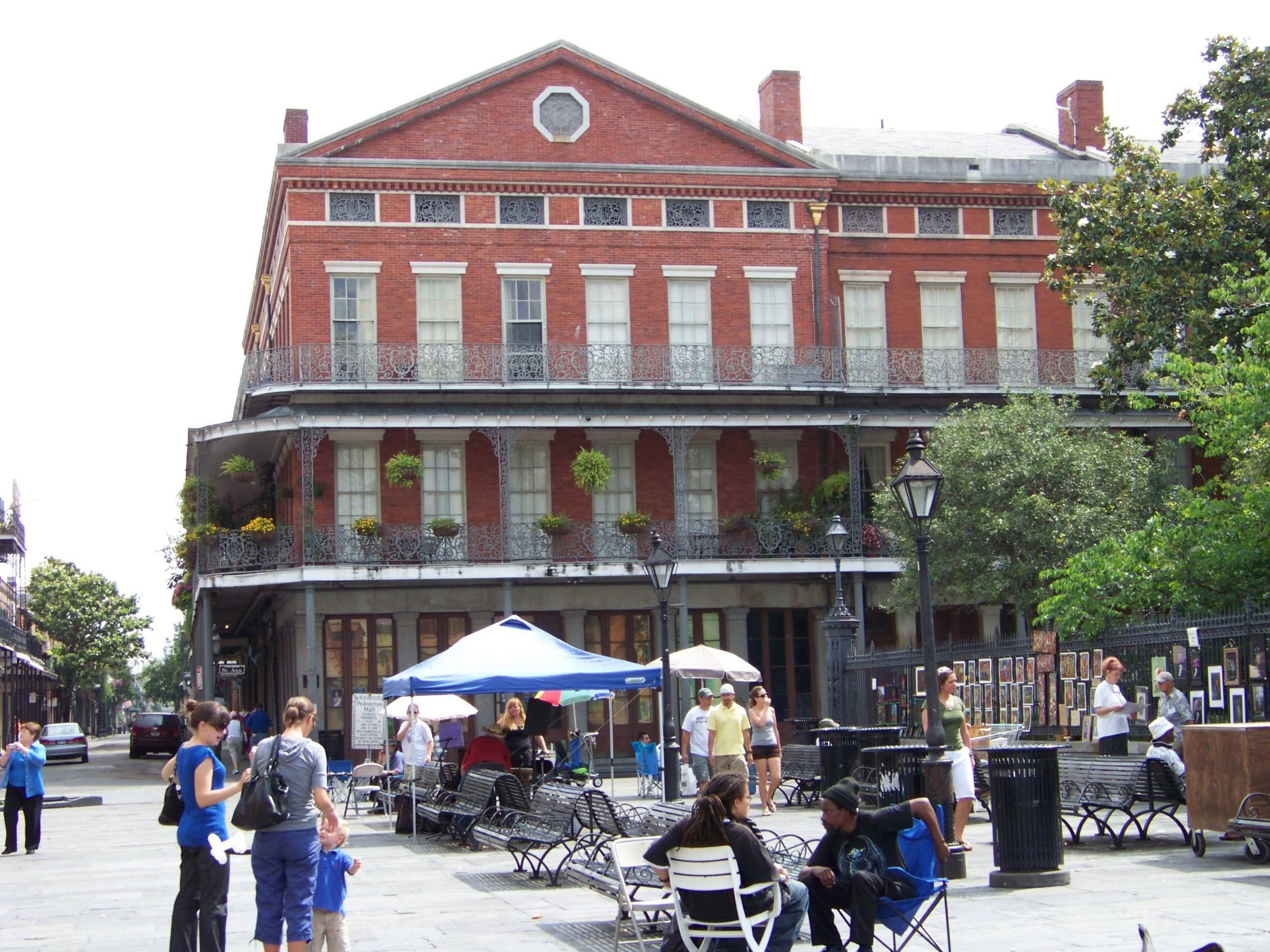 2560x1920 French Quarter Wallpaper