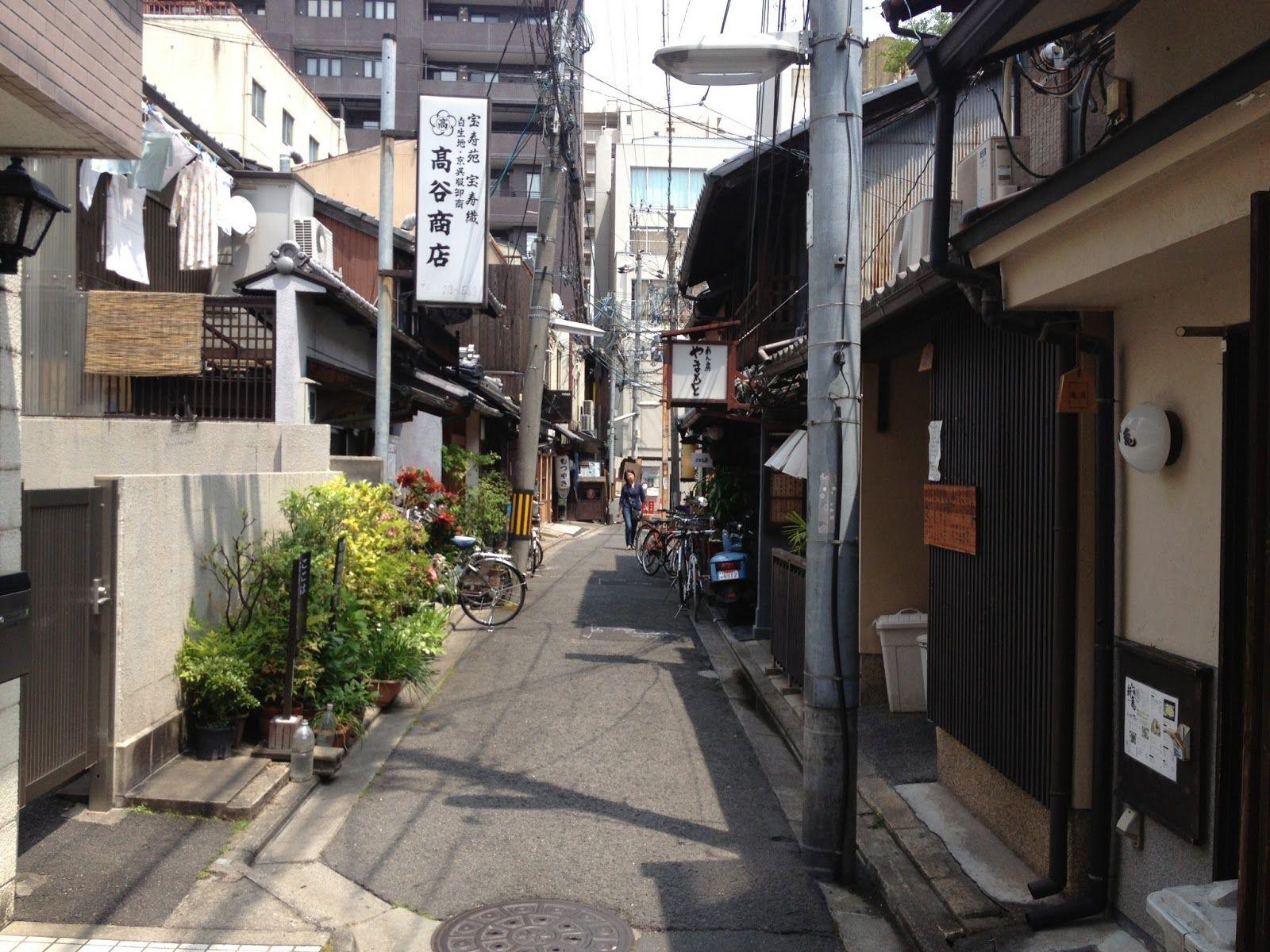 1600x1200 A Review of a Narrow Street in Kyoto :)