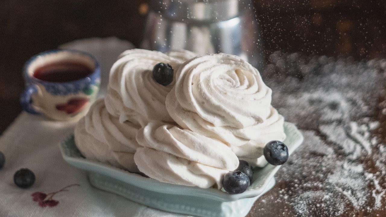 1280x720 Download wallpaper 1280x720 marshmallow, dessert, powdered sugar, tea, kettle, hands hd, hdv, 720p HD background