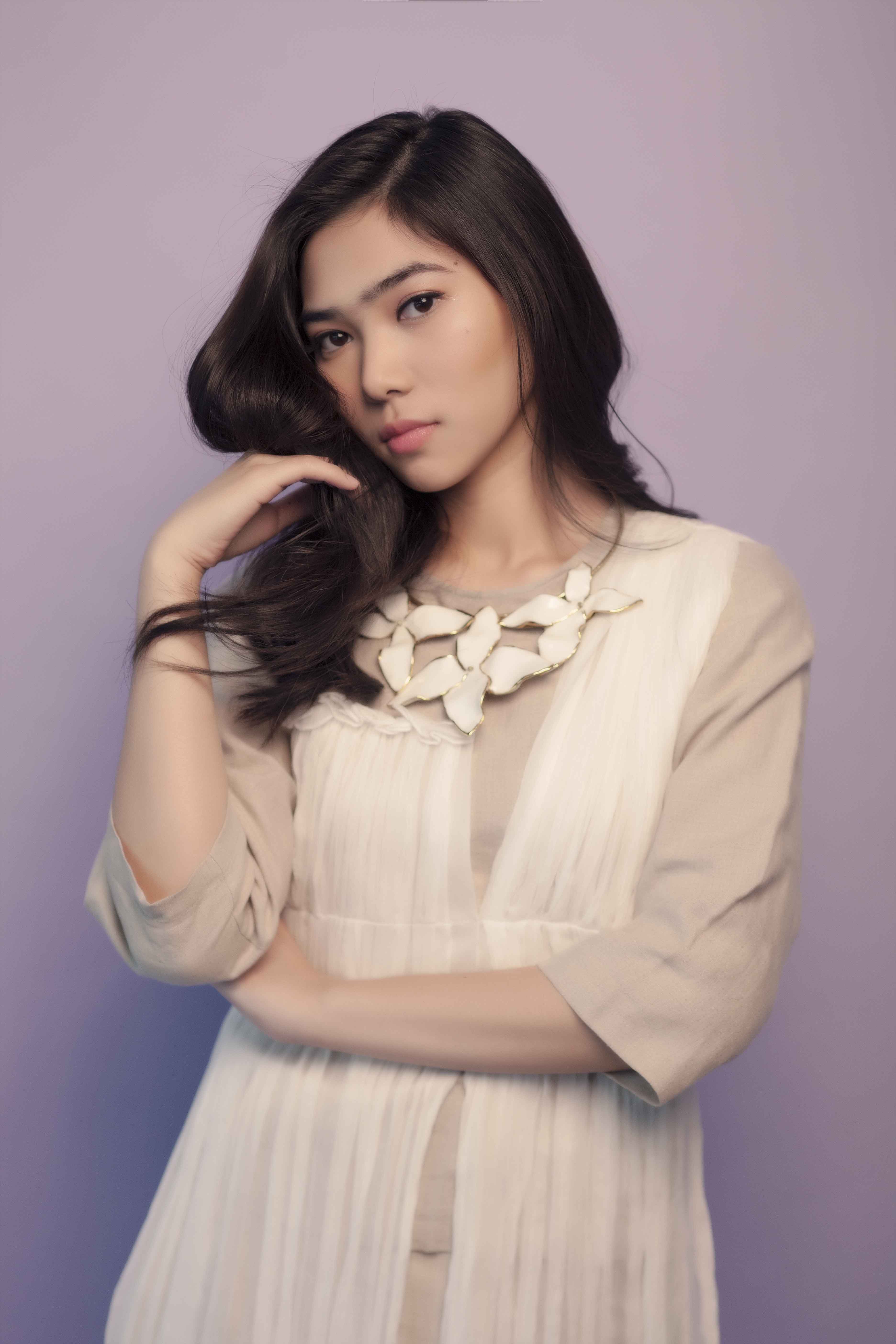 3744x5616 Hand In Hair. KPOP Image Board