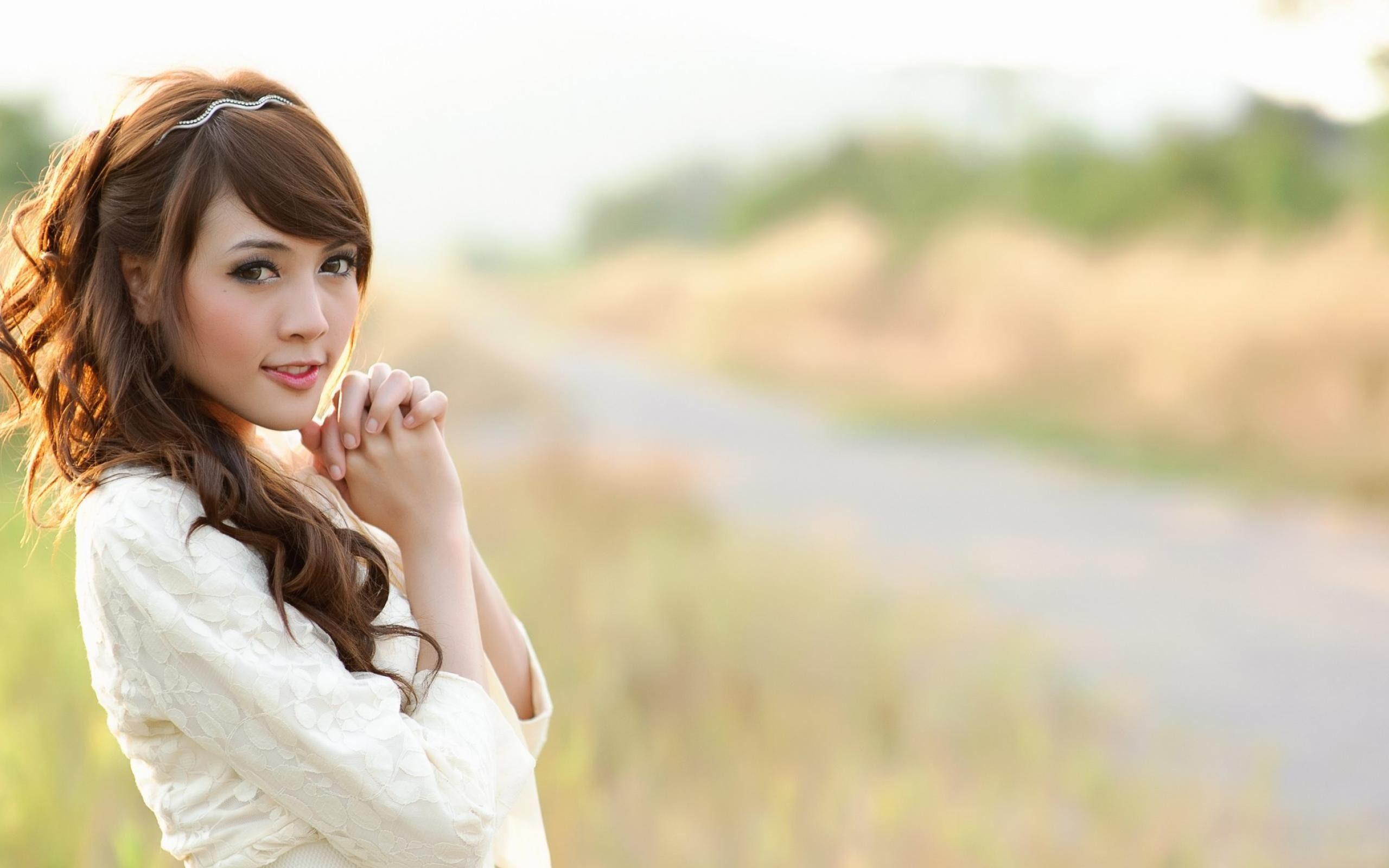 2560x1600 Asian Women Wallpaper