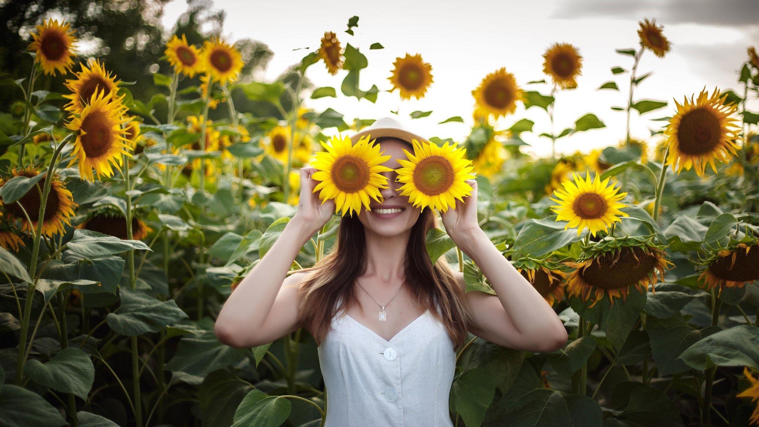 2560x1440 Wallpaper Happy girl, smile, sunflowers, like a glasses 2560x1600 HD Picture, Image