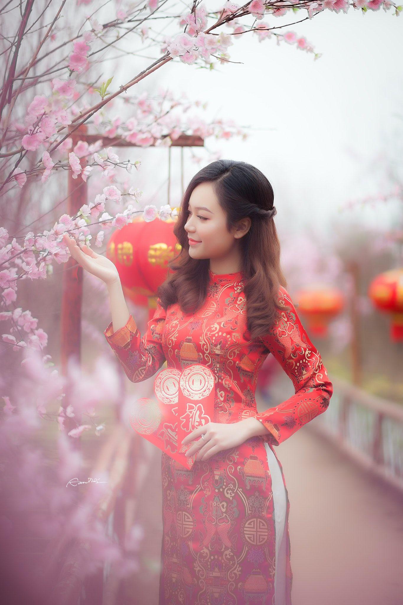 1365x2048 Woman Wearing Red Chinese Traditional Dress · Free