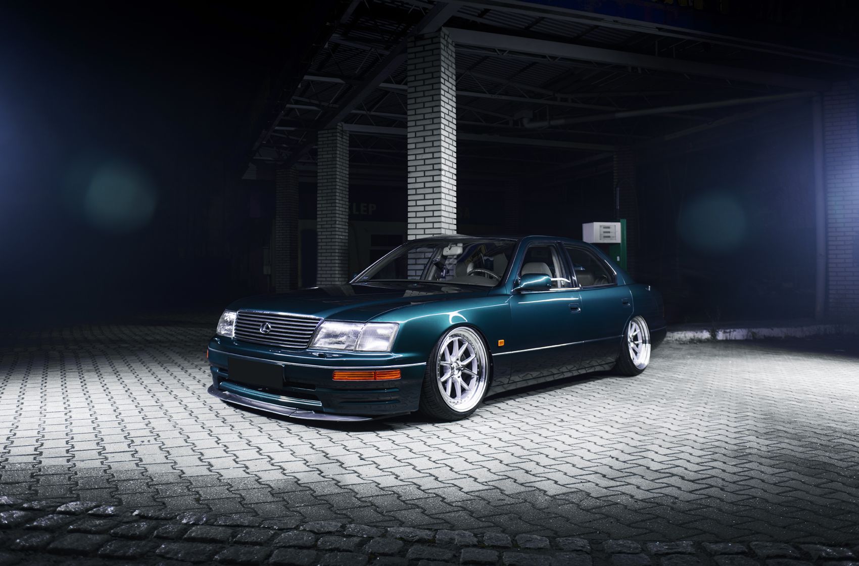 1700x1120 LEXUS LS400