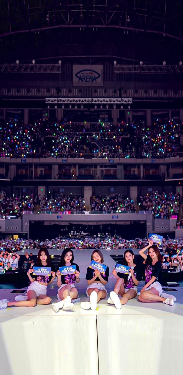 736x1506 Kpop Concert Aesthetic Wallpaper