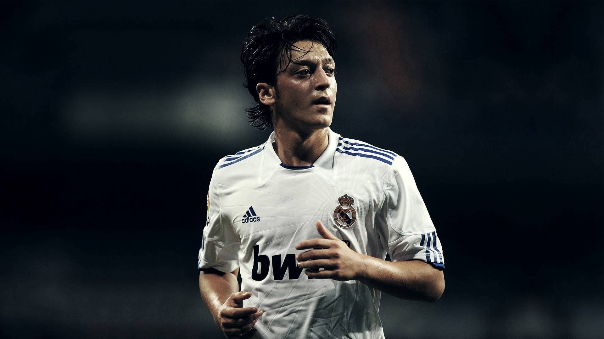 1920x1080 Mesut Özil in Action: Stunning HD Sports Wallpaperx1080