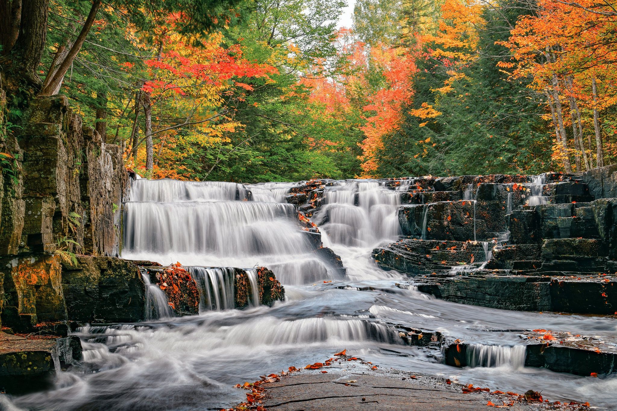 2048x1365 Wallpaper autumn, forest, river, waterfall, Michigan, cascade, Michigan, Quartzite Waterfalls for mobile and desktop, section пейзажи, resolution 2048x1365