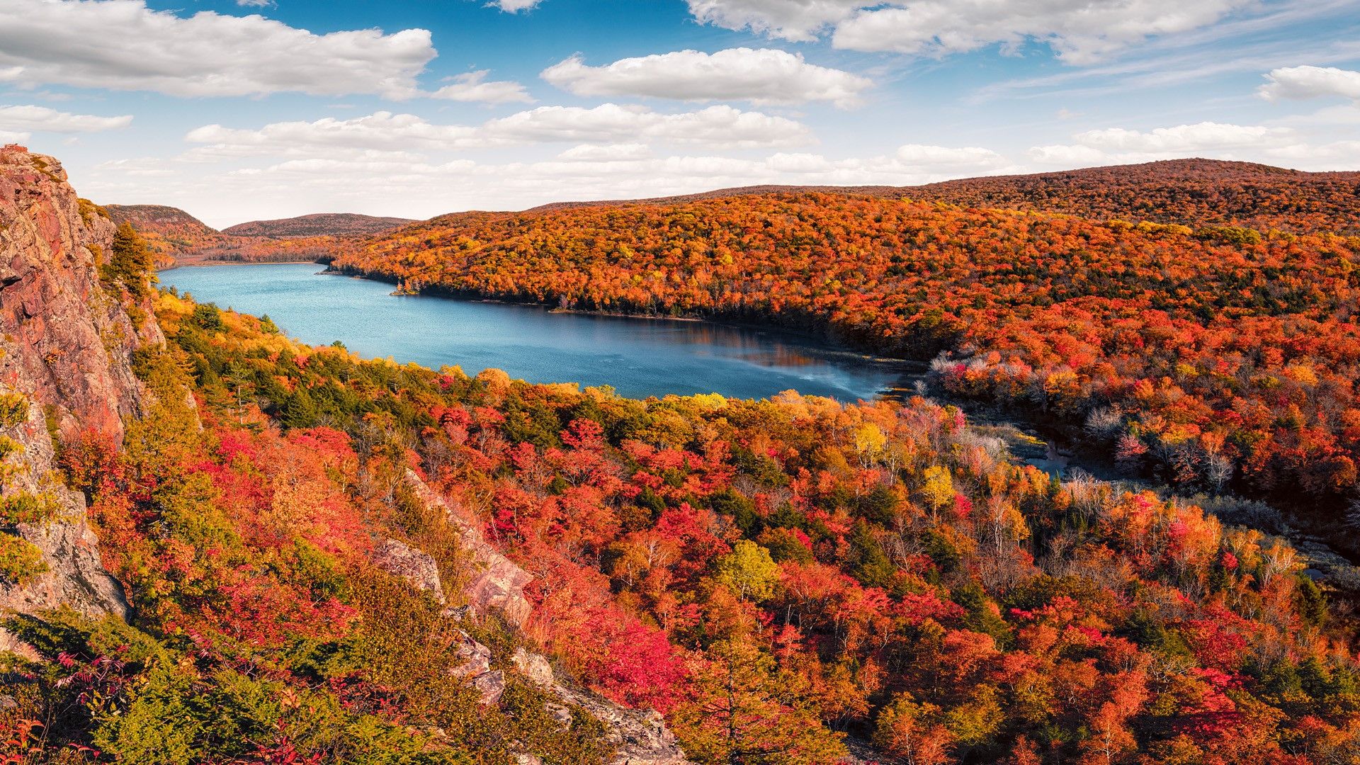 1920x1080 Lake of the Clouds, Porcupine Mountains in Fall Color, Upper Michigan Peninsula, USA. Windows Spotlight Image