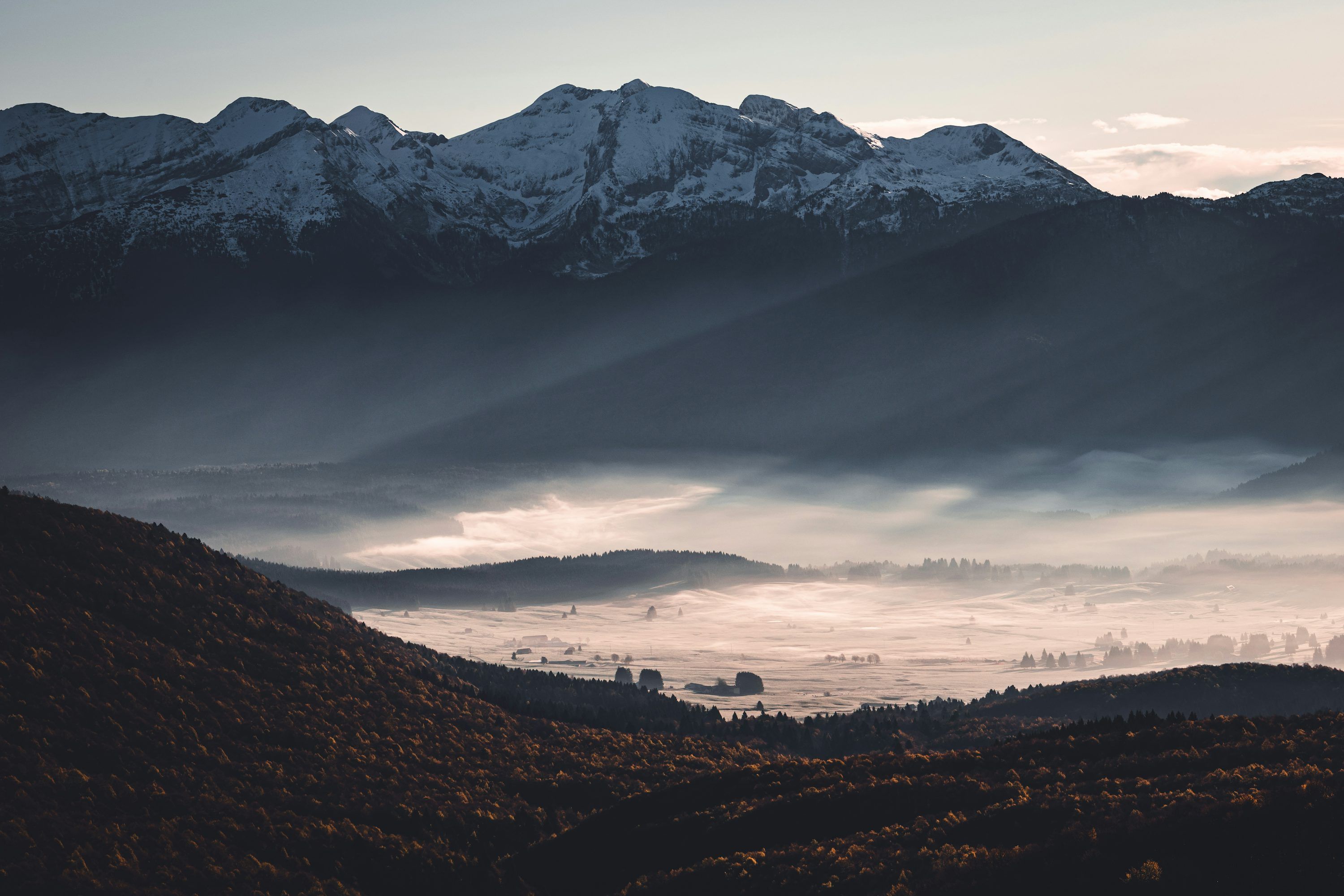 3000x2000 A view of a mountain range covered in fog