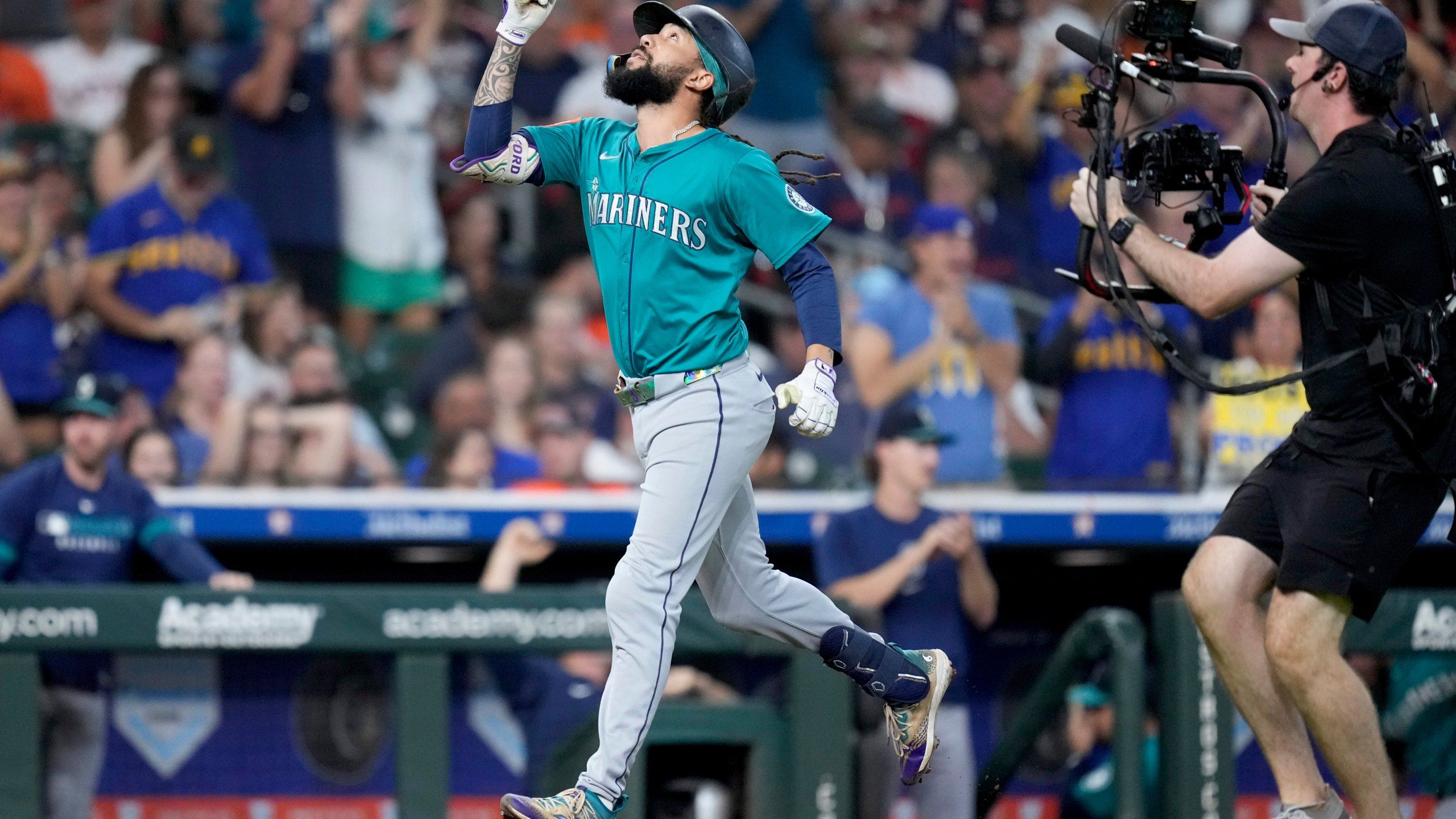 2560x1440 Crawford's grand slam and Raleigh's 58th homer lead Mariners to sweep over Astros