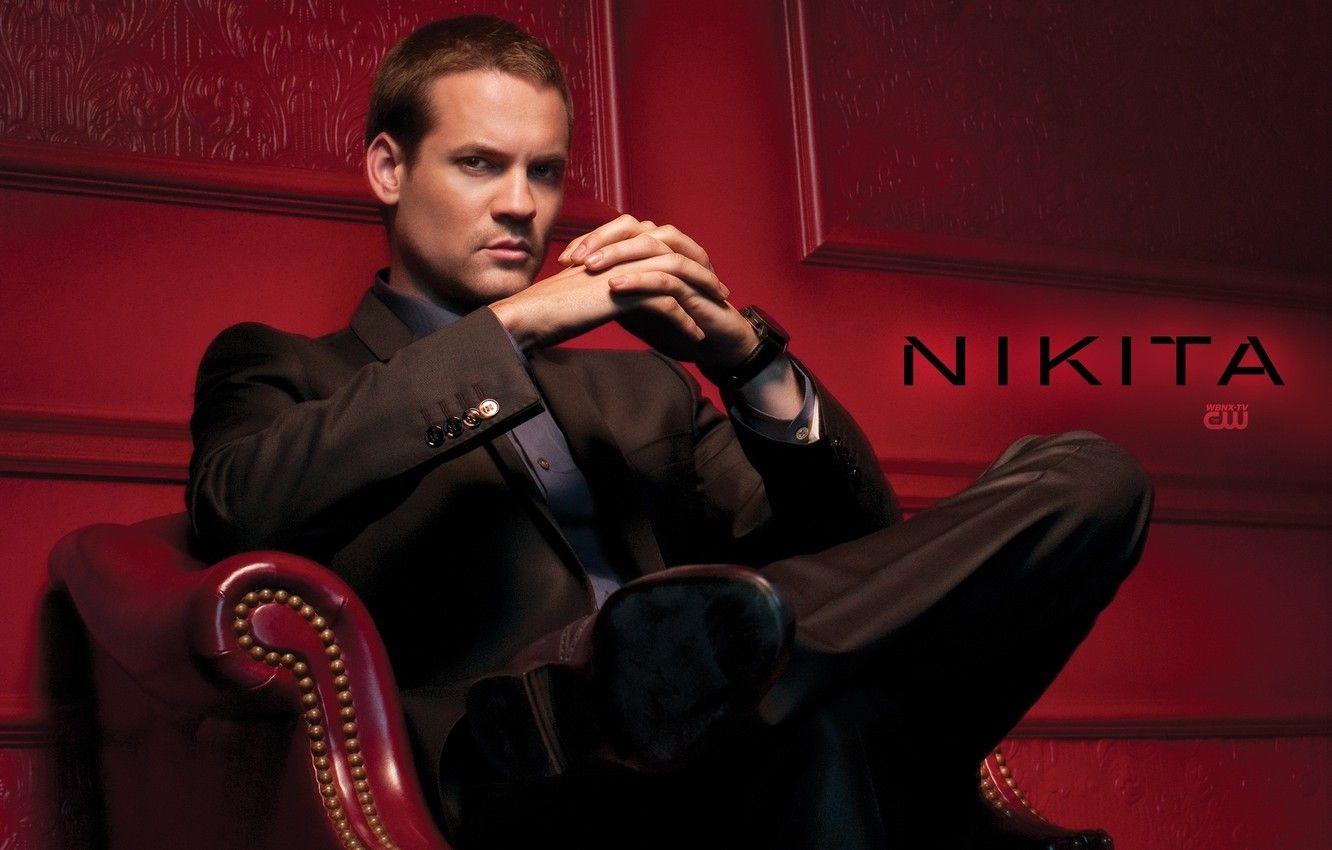 1332x850 Wallpaper in the red room, Shane West, sitting in the chair, Shane West image for desktop, section фильмы
