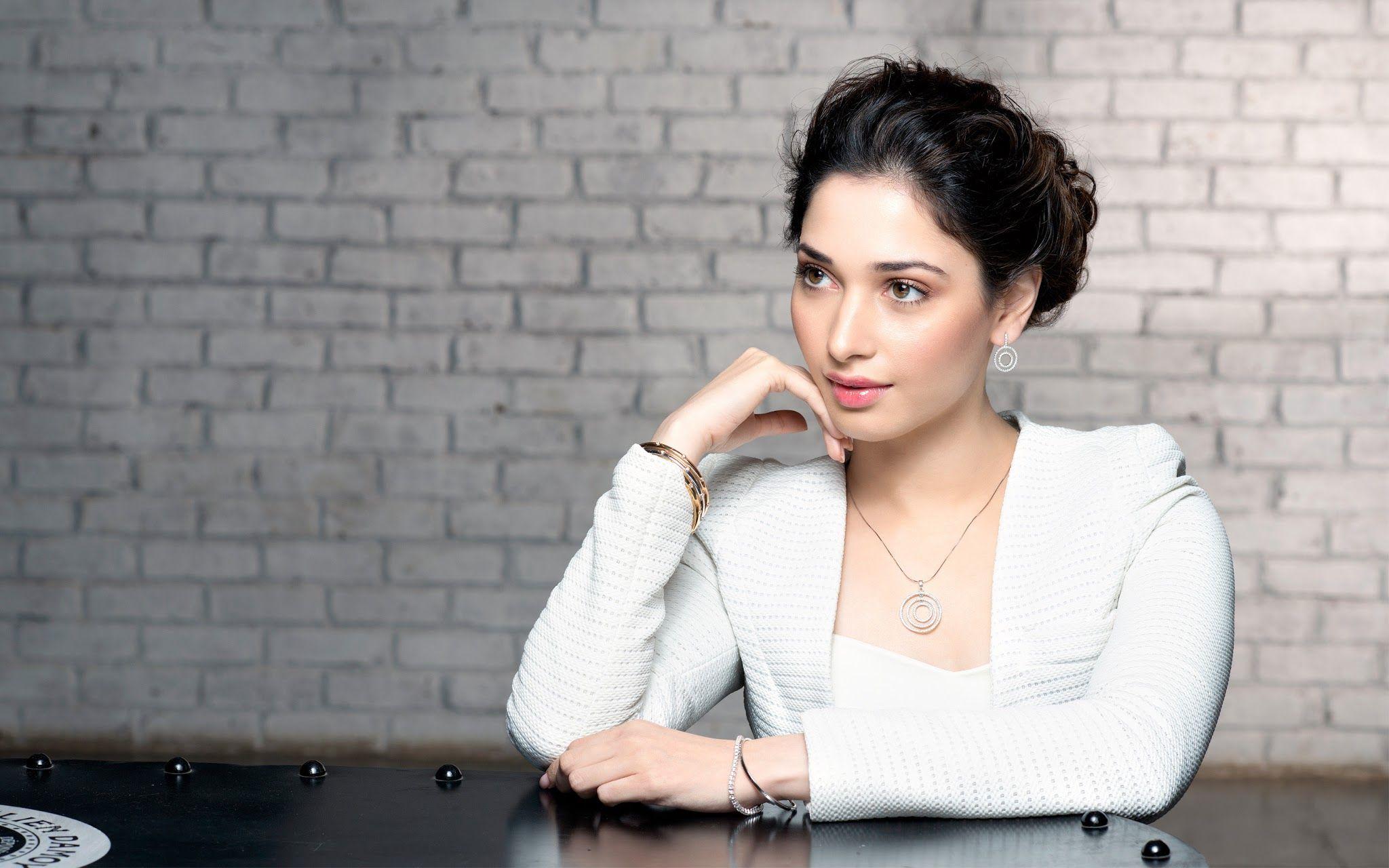 2048x1280 Tamannaah Bhatia Full HD Wallpaper