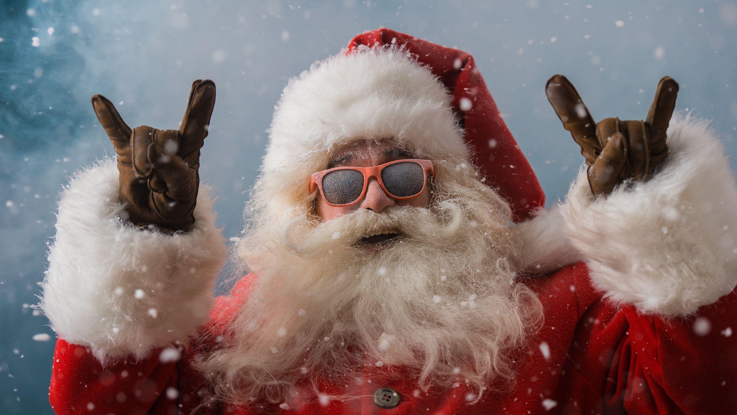 Hãy cùng chiêm ngưỡng hình ảnh ông già Noel đang chuẩn bị cho chuyến phát quà giáng sinh sắp tới. Sự hào hứng và vui tươi đang lan toả trên gương mặt ông ta, chắc chắn sẽ khiến bạn cảm thấy thật háo hức cho những điều tuyệt vời sẽ đến với mùa giáng sinh này.