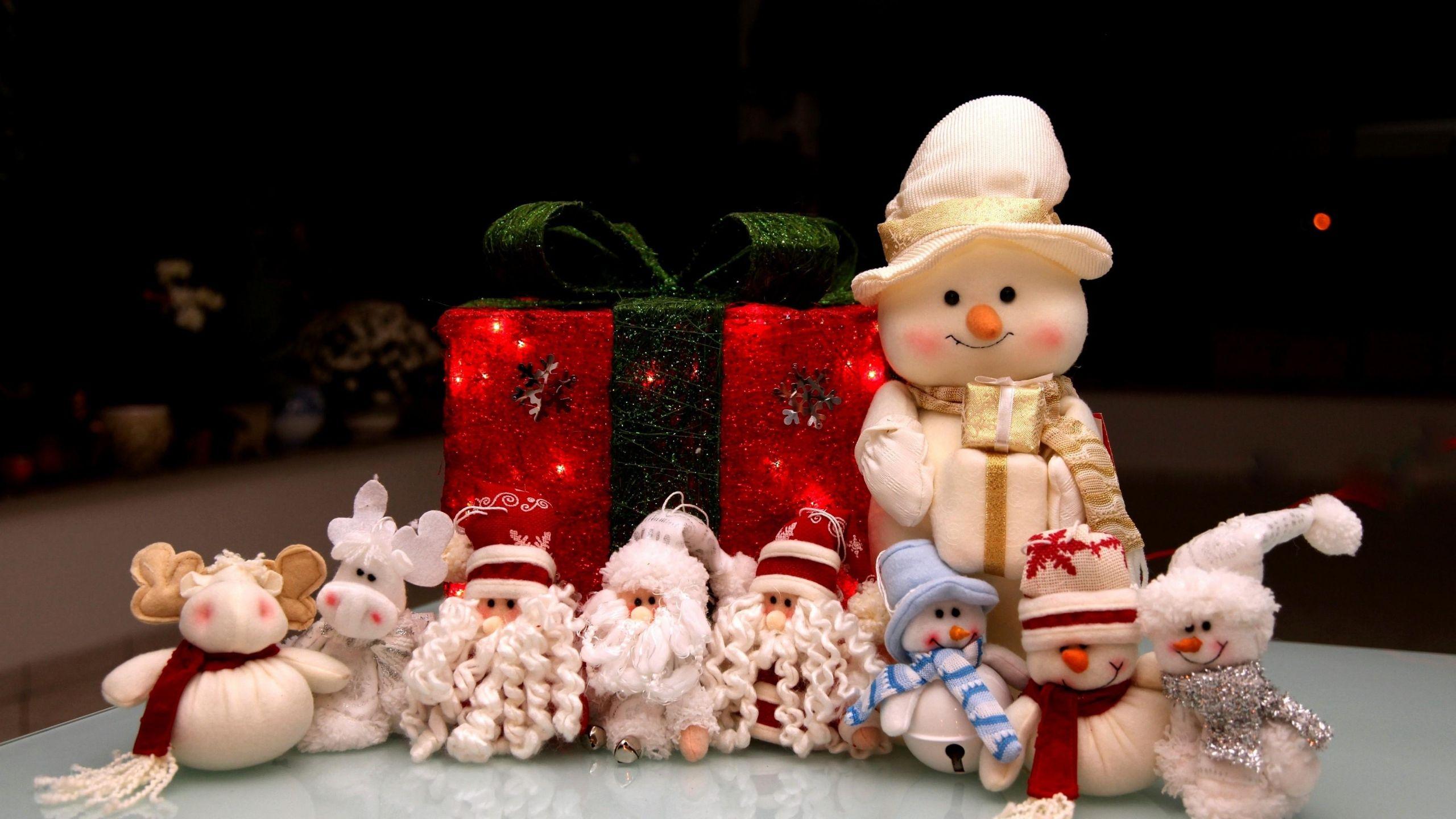 2560x1440 Santa Claus Snowman Gifts Christmas New Year wallpaperx1440