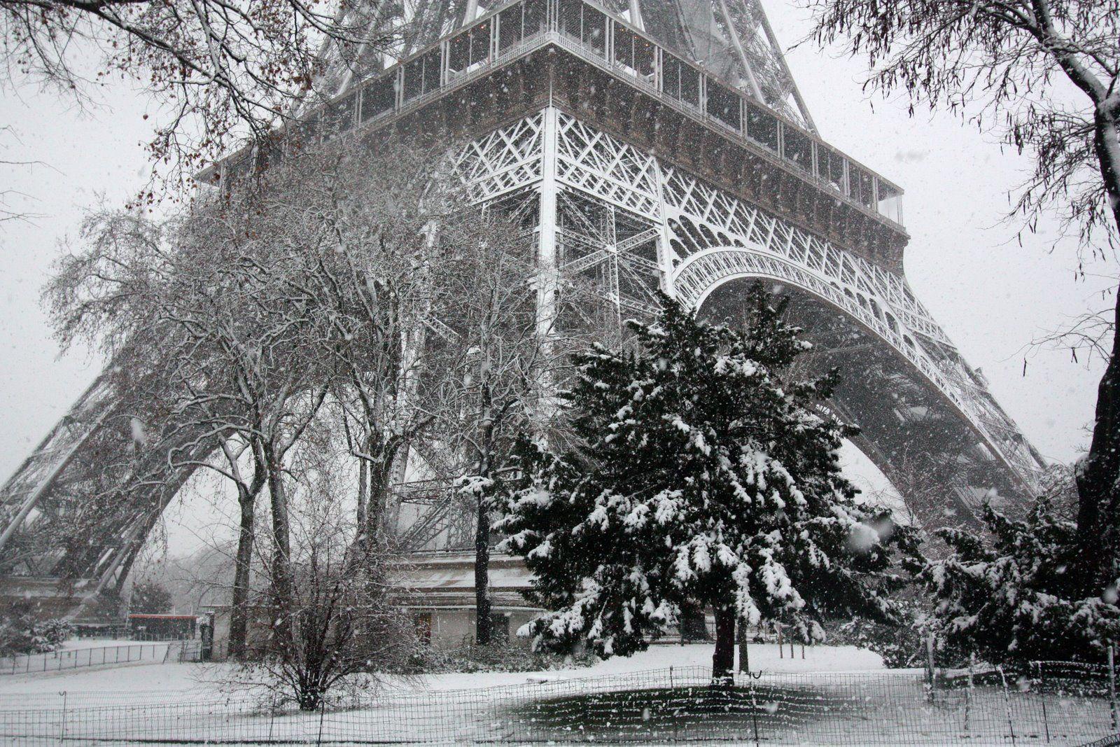 1600x1067 Winter in Paris Desktop Wallpaper