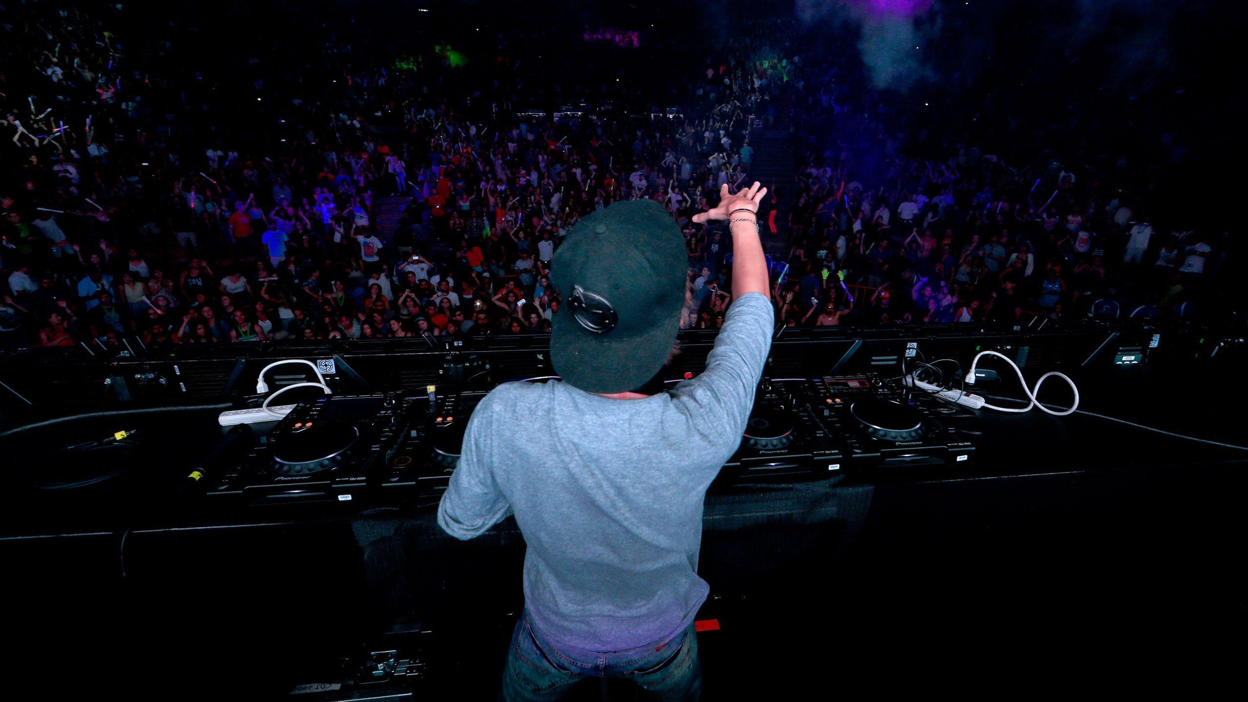 2560x1440 Dj Party Wallpaper