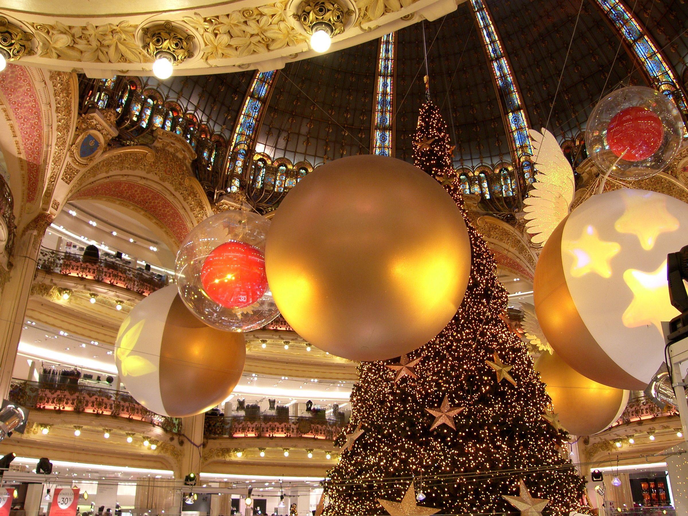 2400x1800 Christmas in Paris