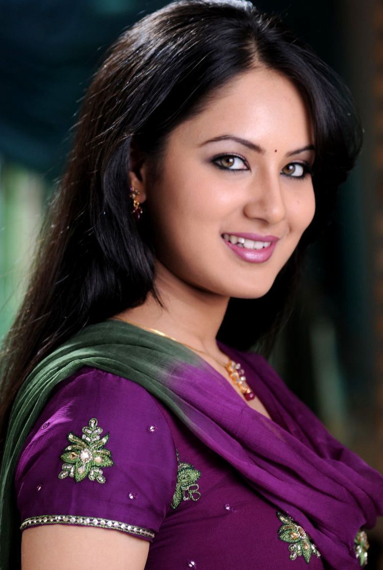 750x1118 TeluguPeople.com Bose new stills: Pooja Bose new stills