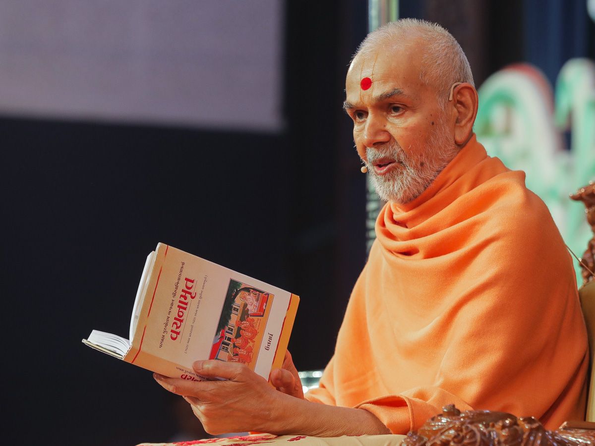 1200x900 Mahant Swami Maharaj discoursing on the