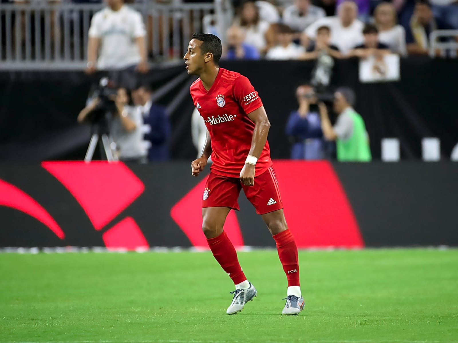 1600x1200 Watch: Thiago Alcantara looks like he's never been away as he illuminates LFC Legends match