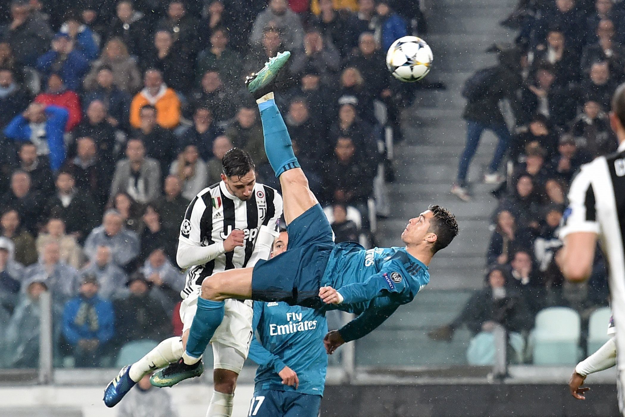 2100x1400 CR7 Bicycle Wallpaper