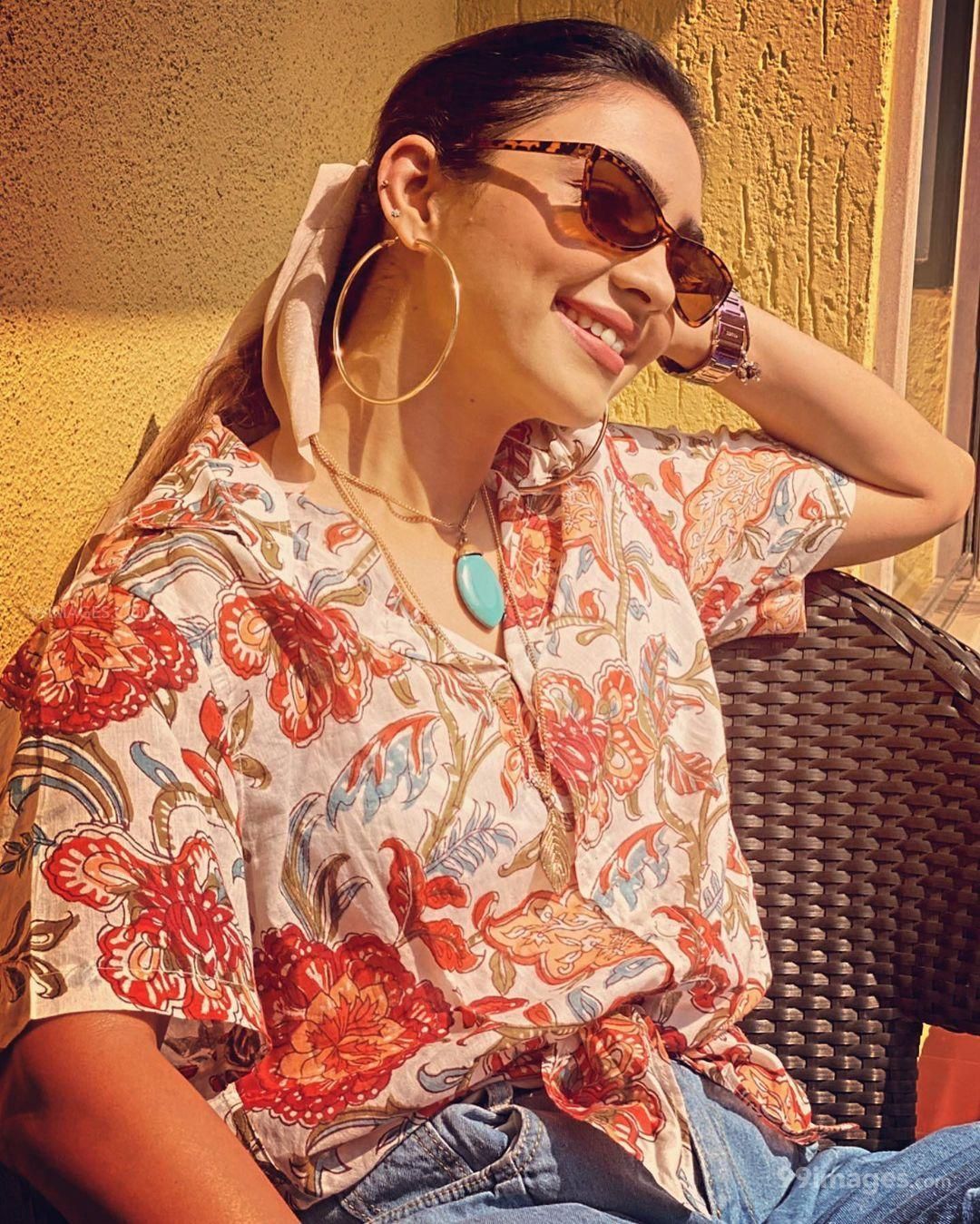 1080x1349 Pooja Banerjee Wallpaper