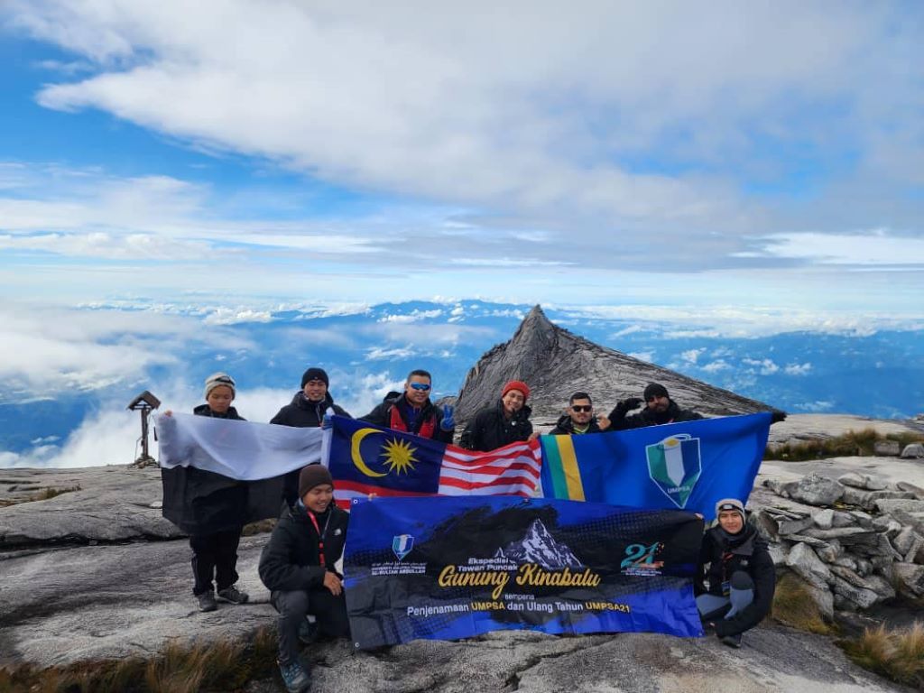 1024x768 UMPSA achieves Mission of Flying the Jalur Gemilang and its flag at the summit of Mount Kinabalu