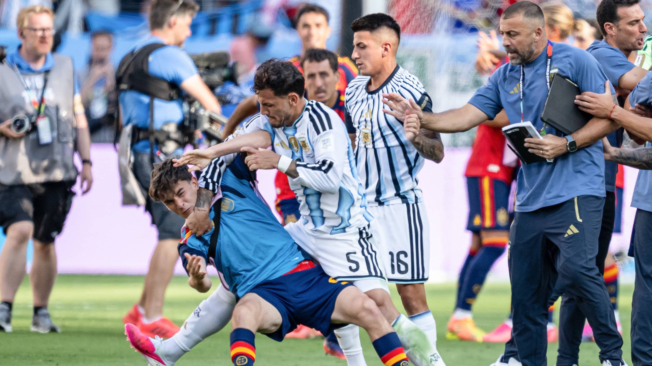 2560x1440 Gary Neville, Alan Shearer Condemn Leandro Paredes' Post Final Conduct After Argentina's World Cup Loss