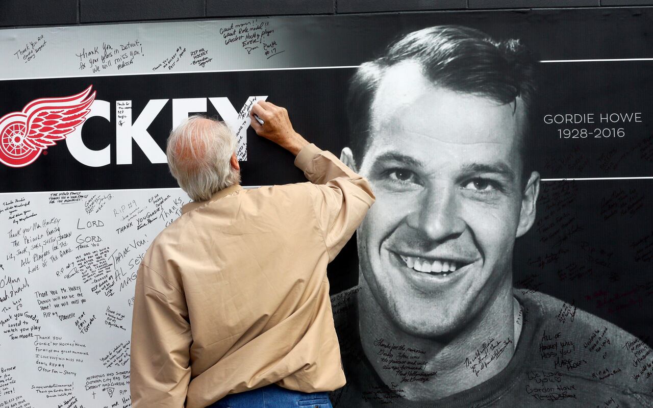 1280x800 Gordie Howe farewell draws thousands to Joe Louis Arena in Detroit