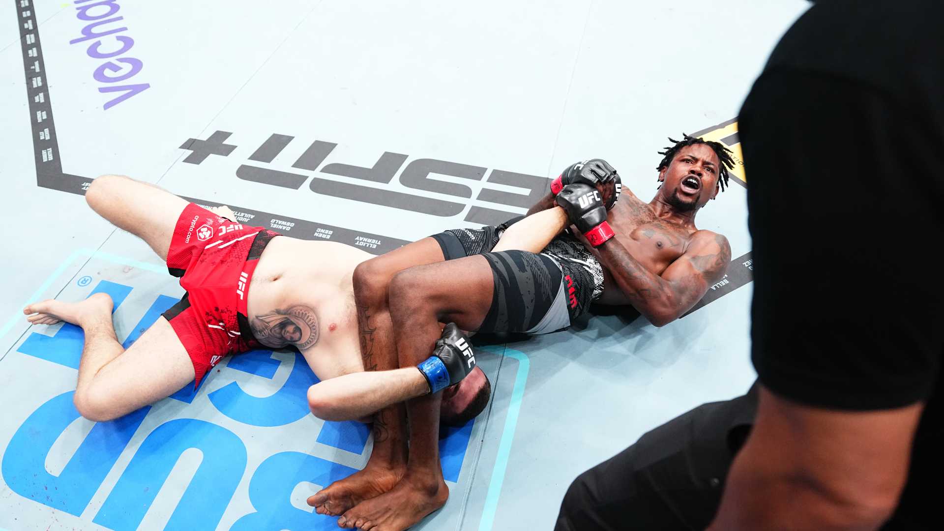 1920x1080 Sickening footage shows Kevin Holland breaking opponent's arm moments after suffering heavy knockdown at UFC 302