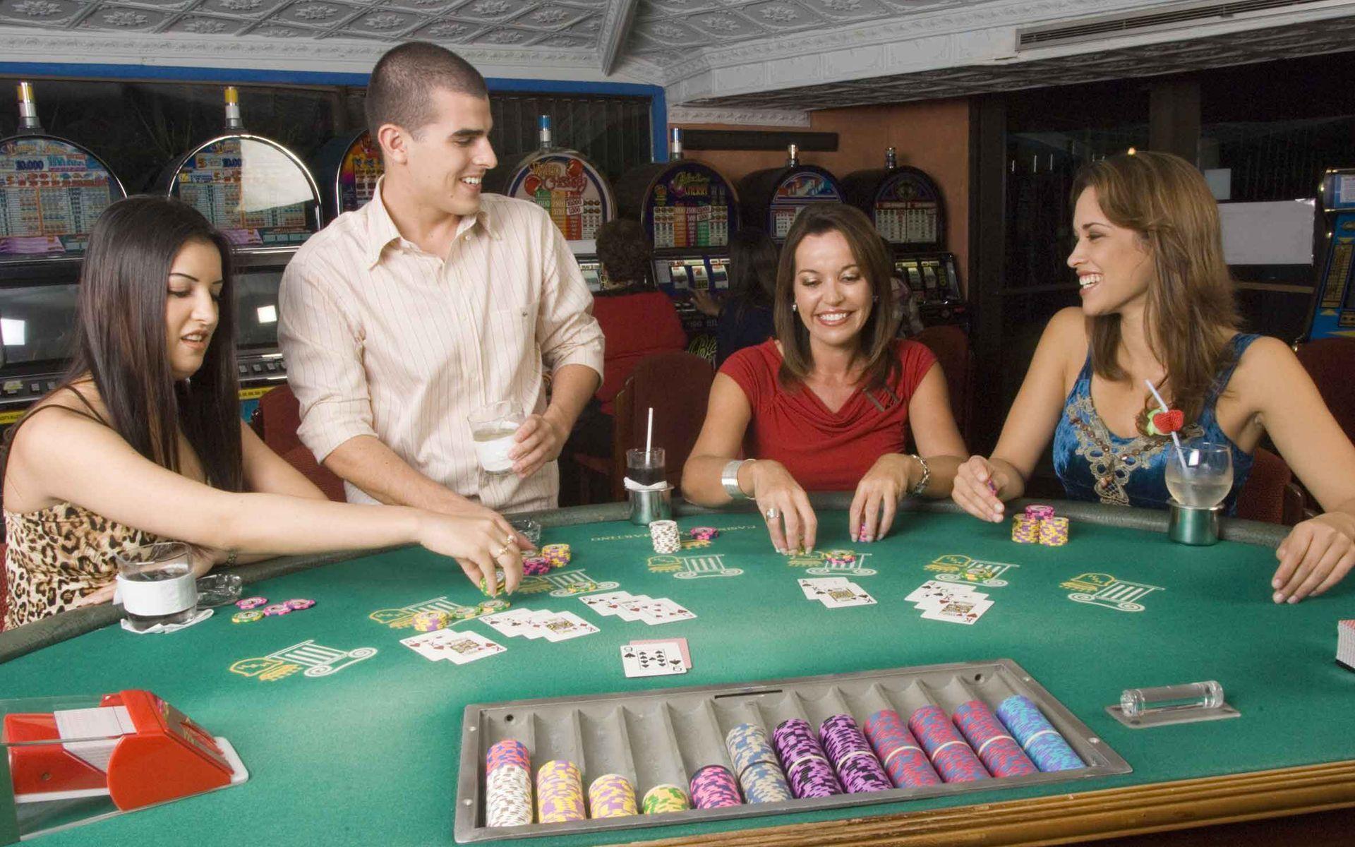 Новые игры за столом. Покер. Люди за покерным столом. Покерный стол с людьми. Казино.
