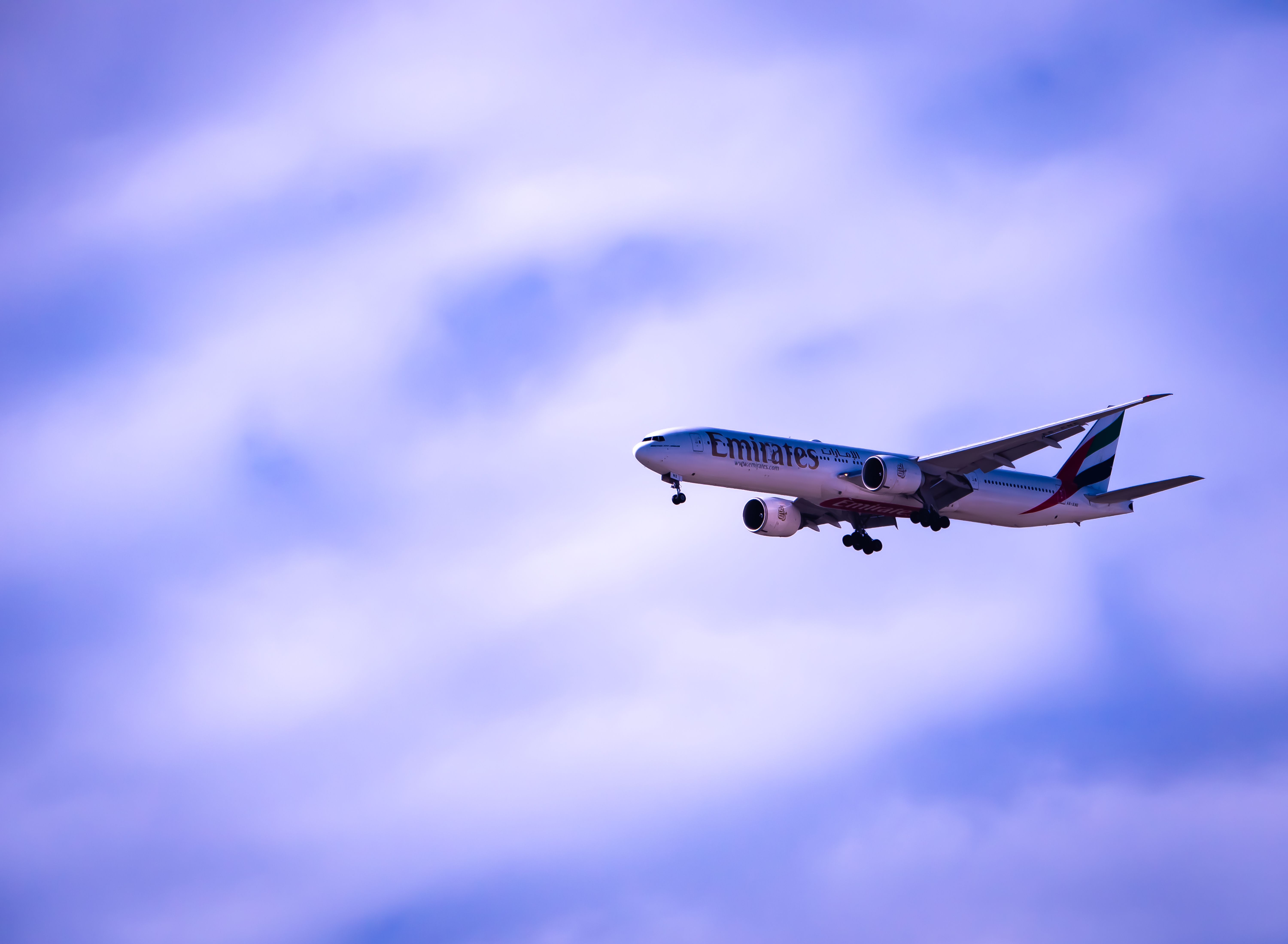 6000x4397 Commercial Airplane in Clear Blue Sky · Free