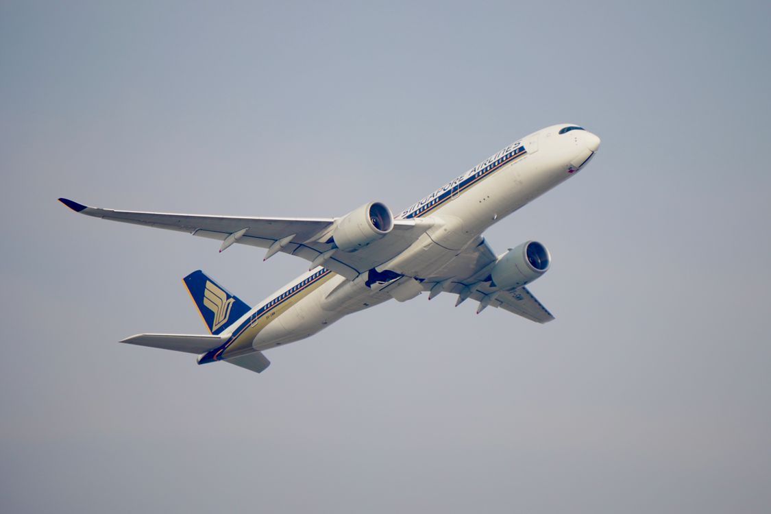 1125x750 Commercial Airplane in Flight Against Clear Sky · Free