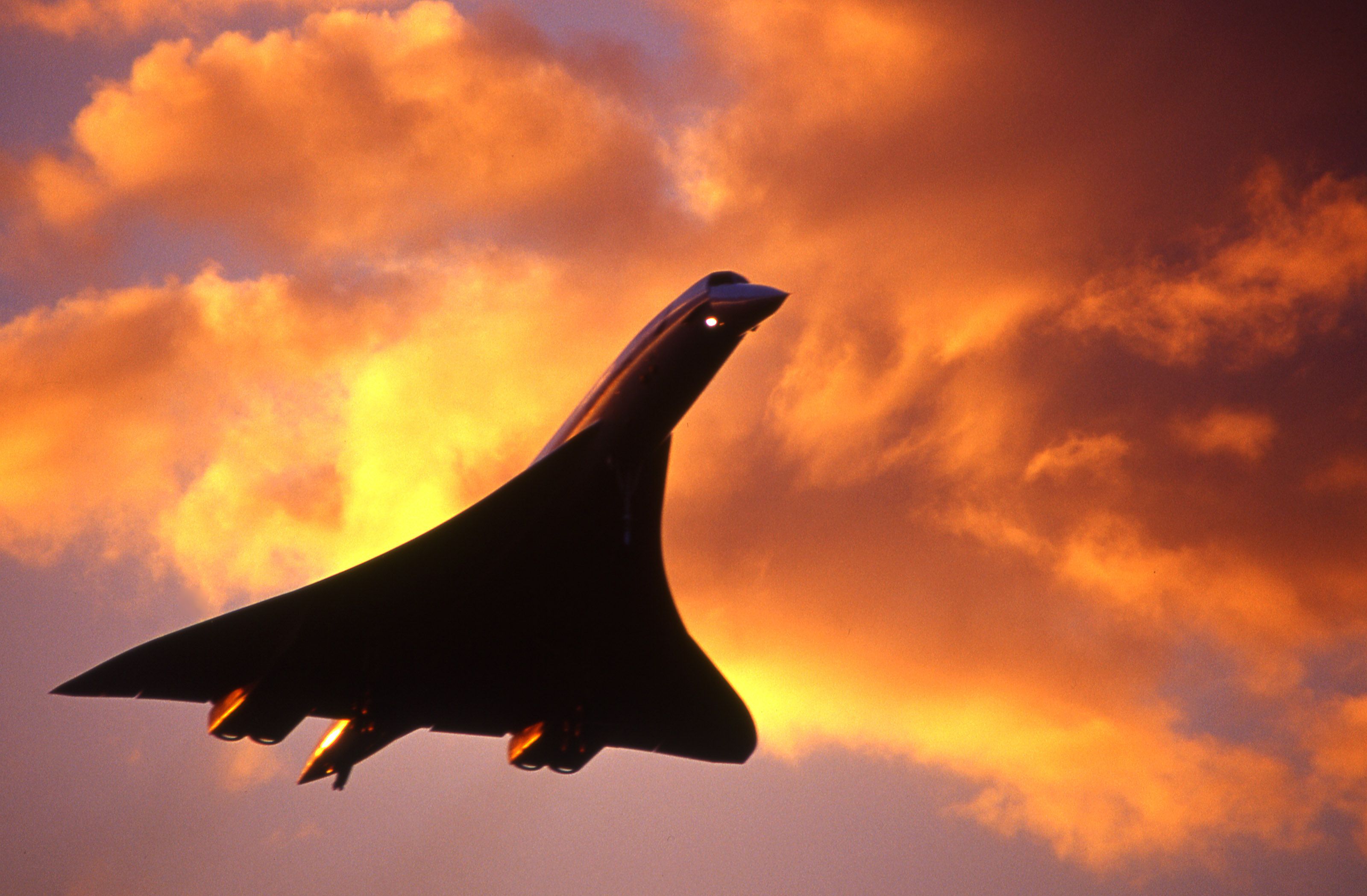 3200x2098 Supersonic Flight: Stunning HD Aircraft Silhouette at Sunsetx2098