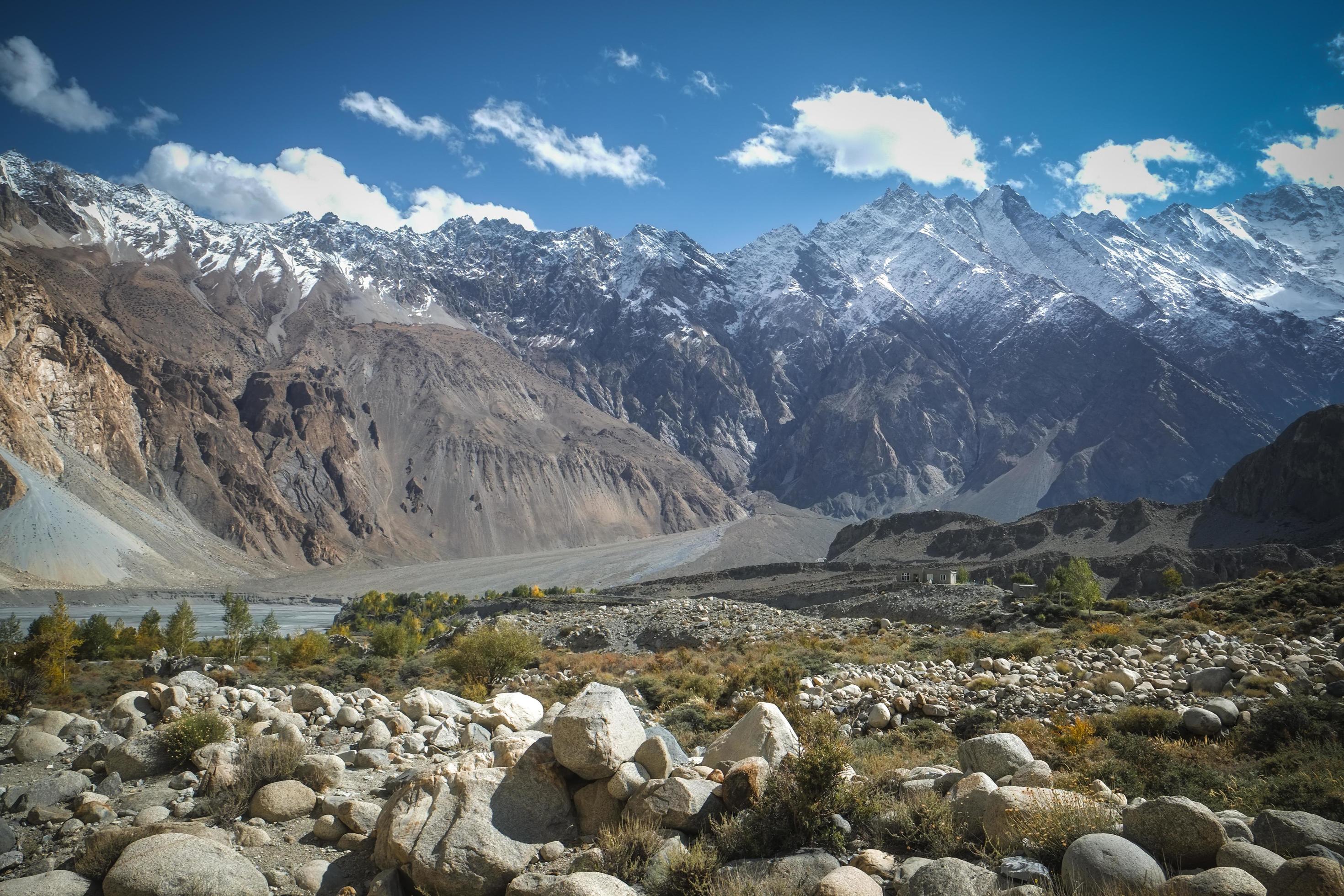2940x1960 Landscape view of Karakoram mountain range in Pakistan