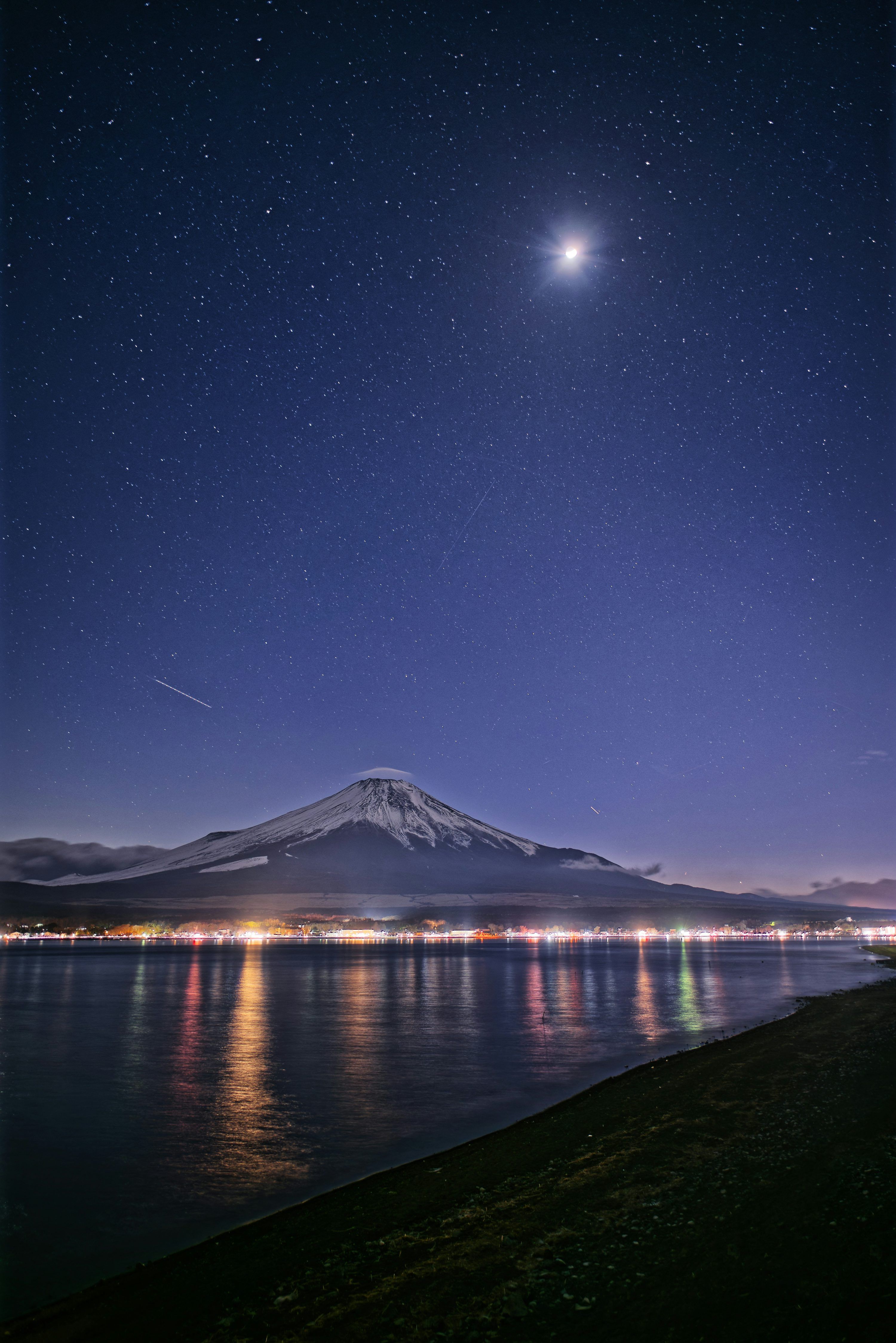 3000x4497 Starry night illuminates mount fuji and lake with city lights