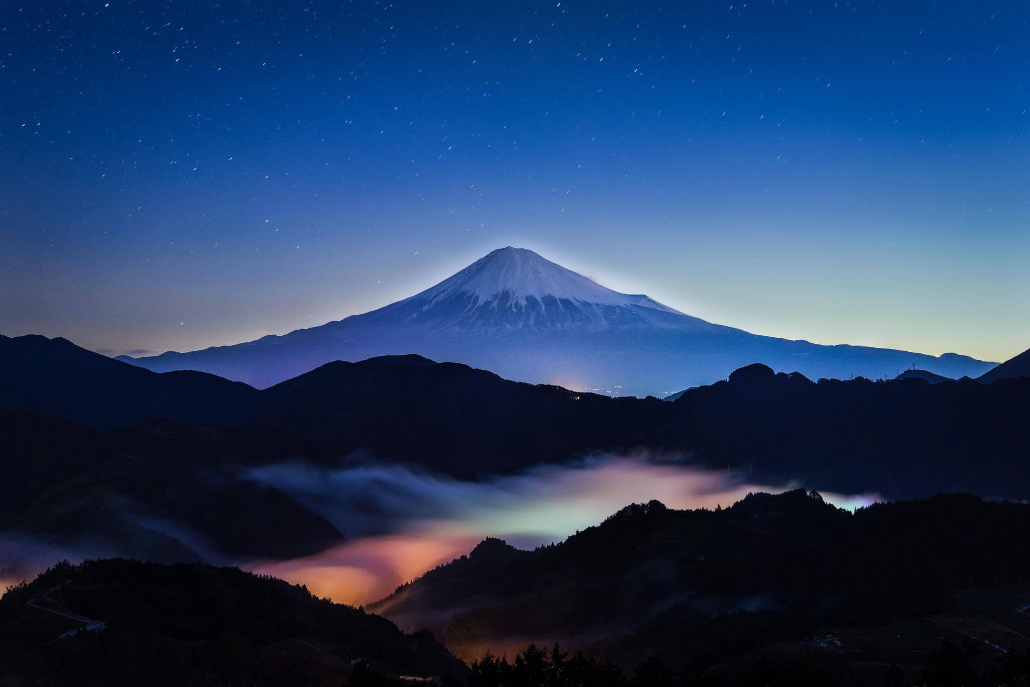 2048x1367 Download Mount Fuji Japan 4K At Night Wallpaper