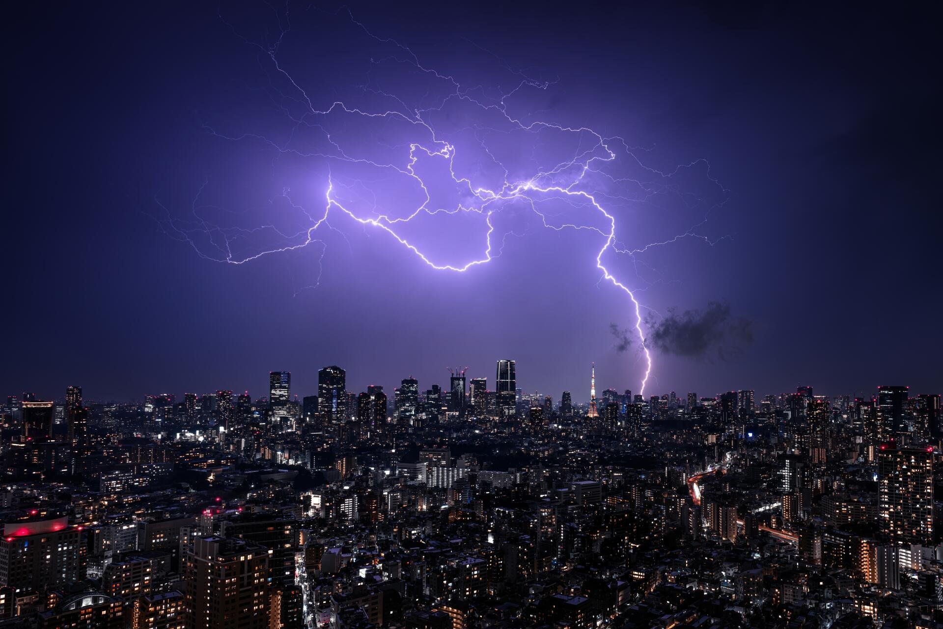 1920x1280 4K Ultra HD Tokyo Nightscape with Lightning